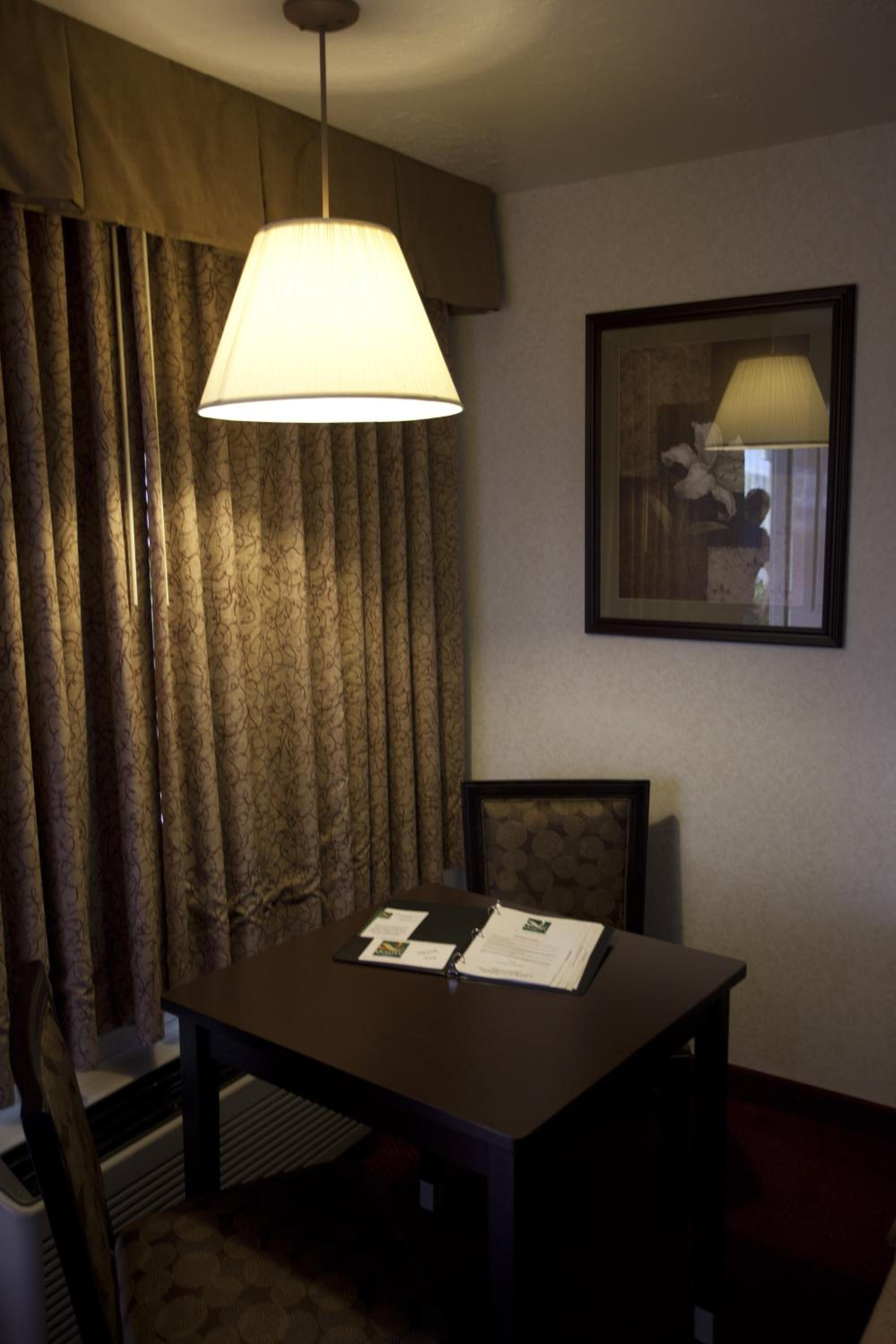 Standard Queen Room with Two Queen Beds - Non-Smoking photo 2