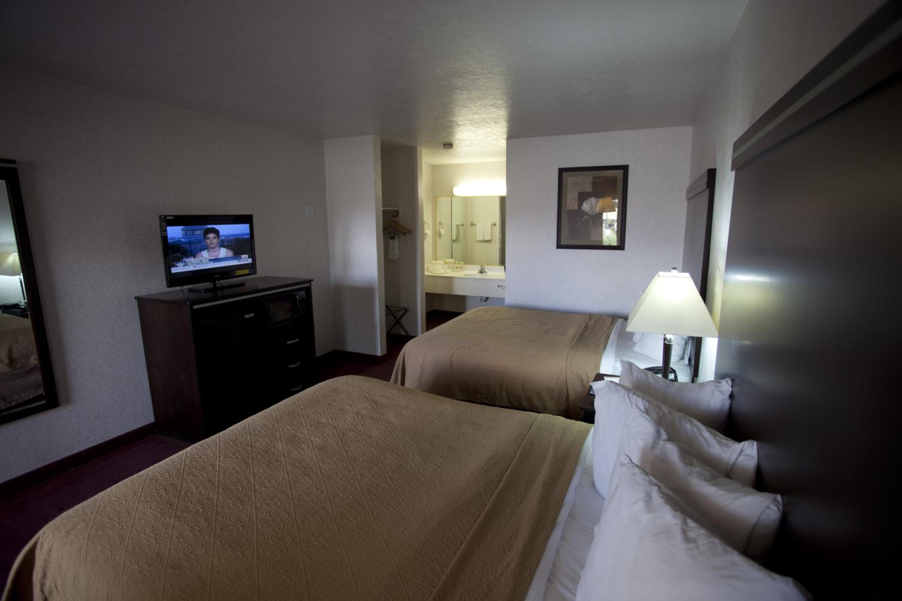 Standard Queen Room with Two Queen Beds - Non-Smoking photo 1