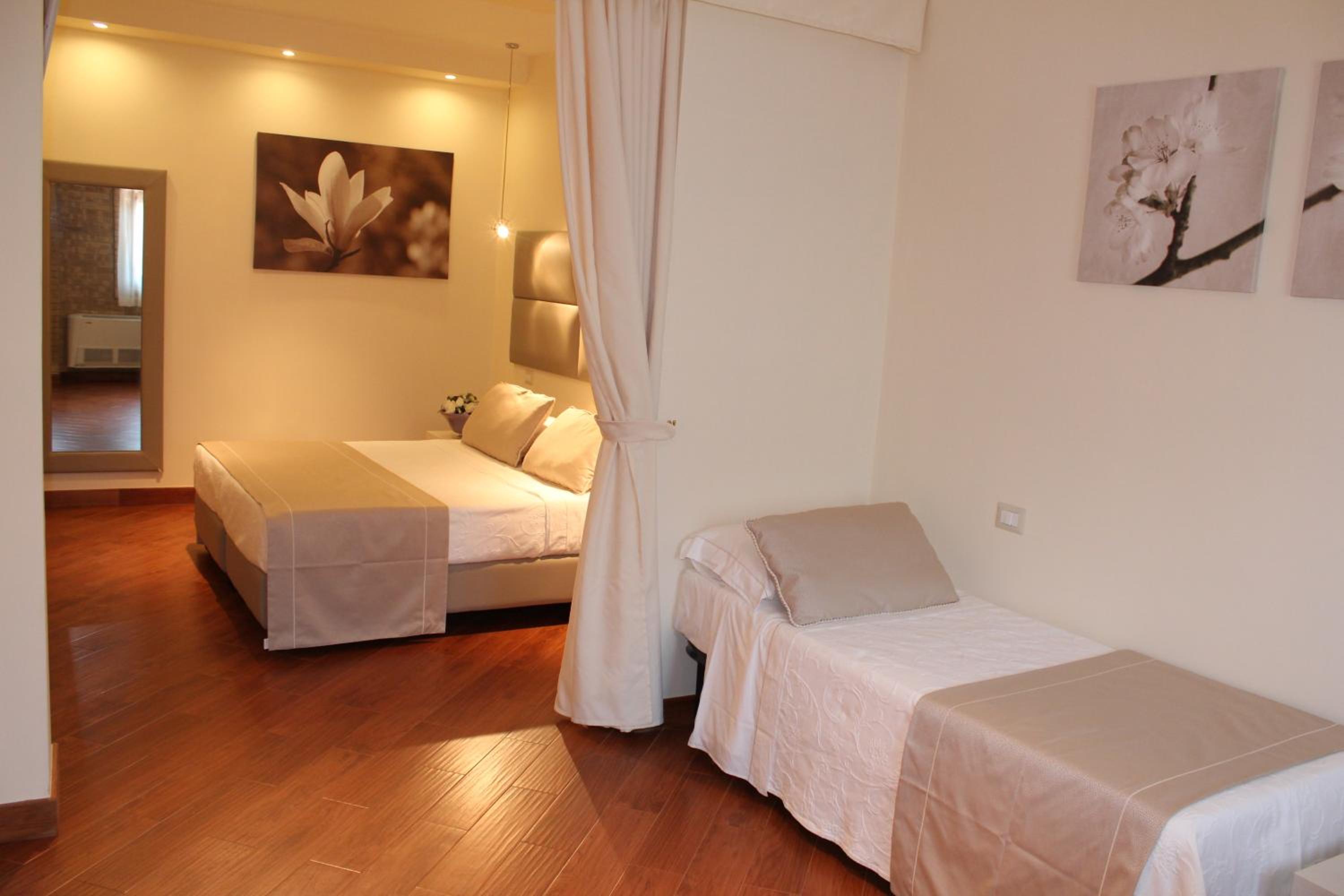 Double Room - Photo 5