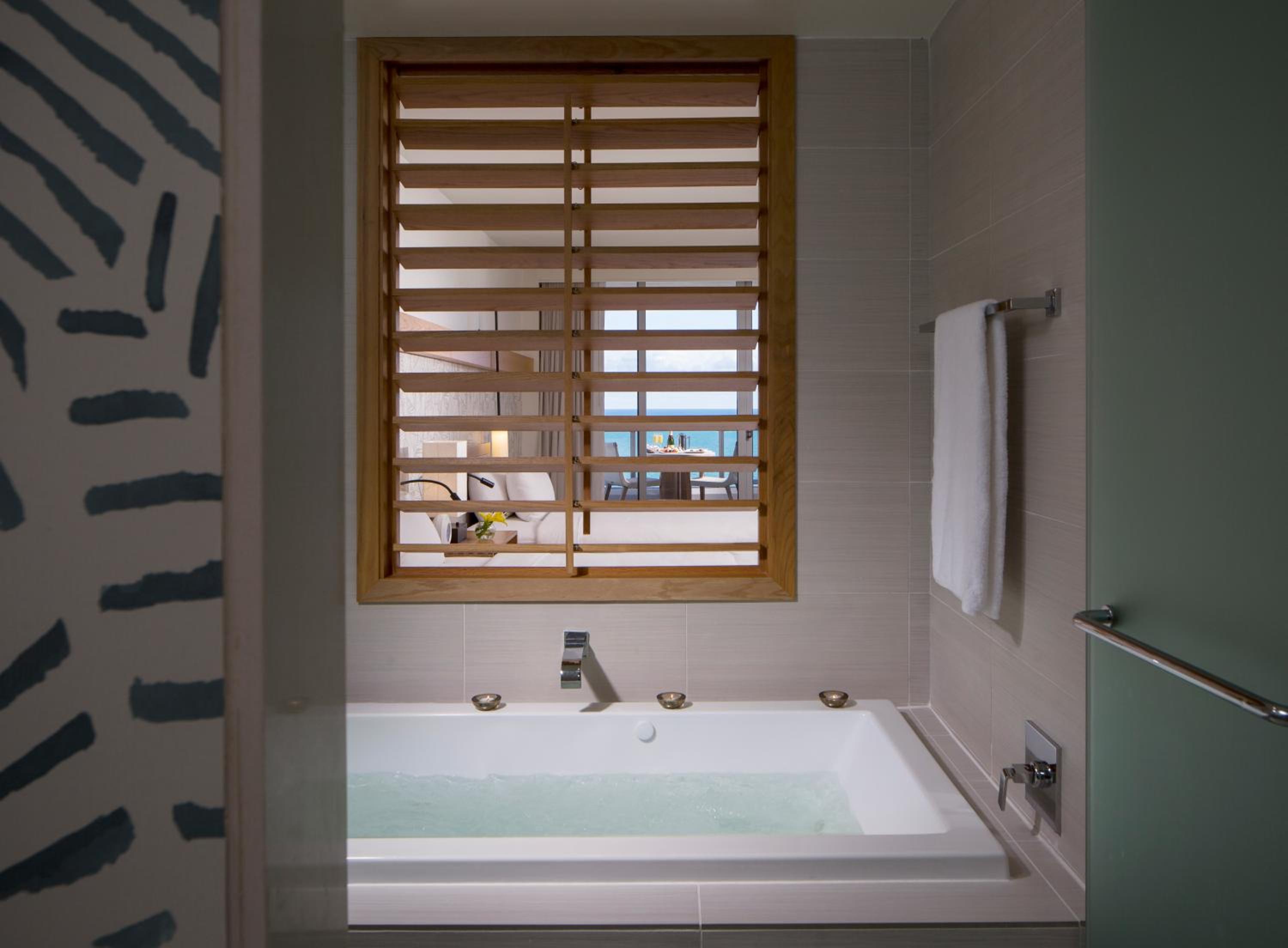 Oceanfront Junior Suite King with Balcony - Photo 7