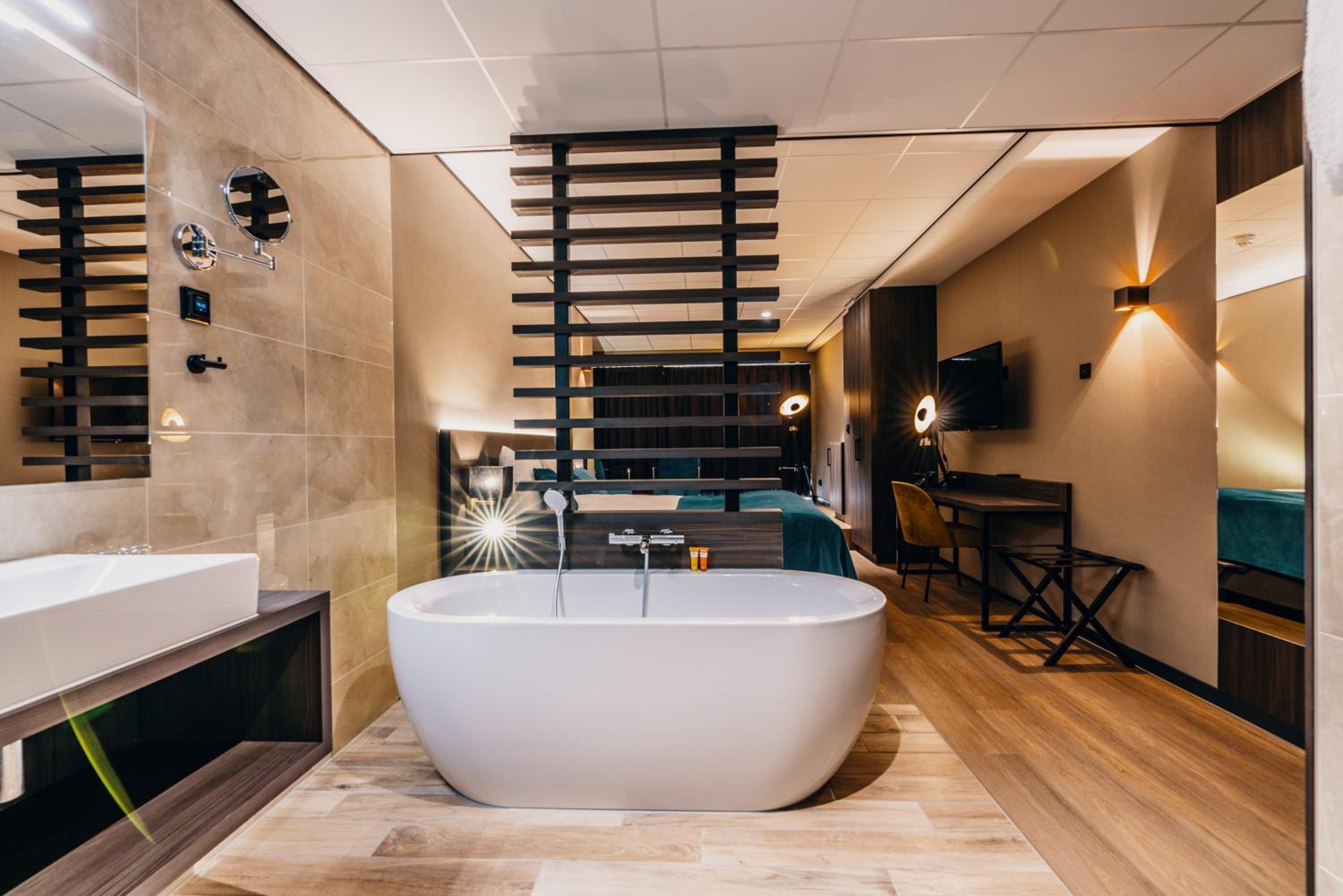 Deluxe Double Room with Bath - Photo 11