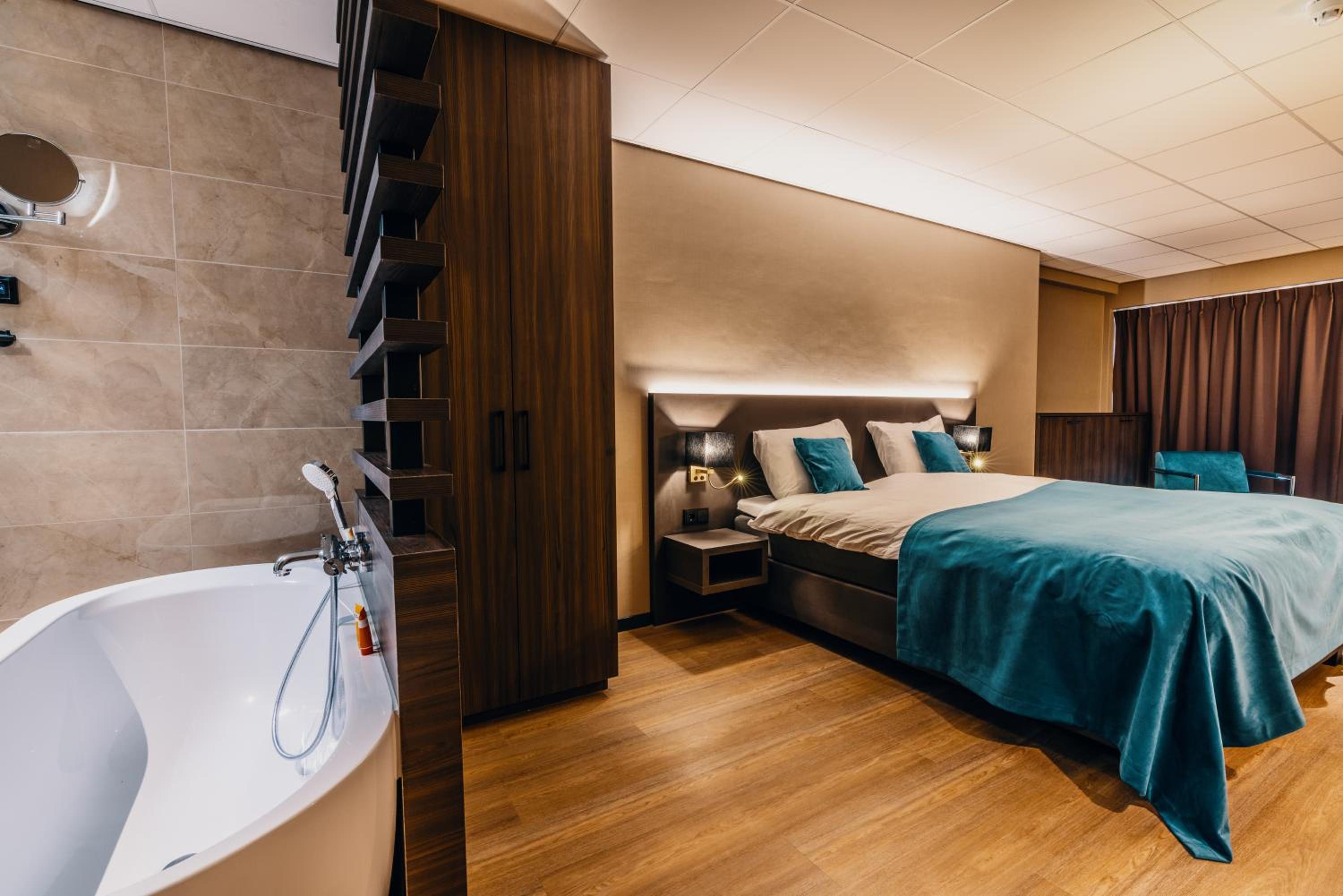 Deluxe Double Room with Bath - Photo 8