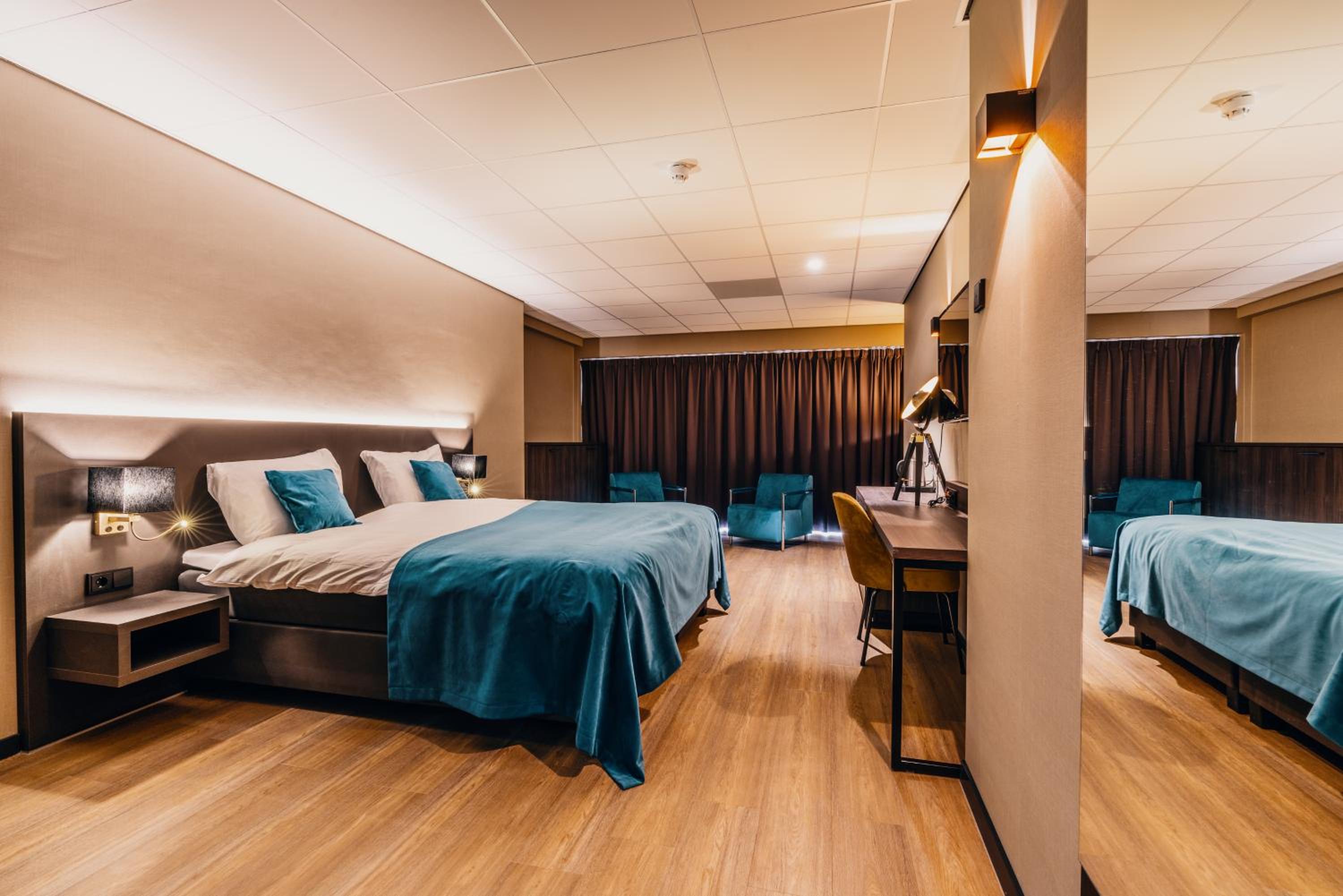 Deluxe Double Room with Bath - Photo 9