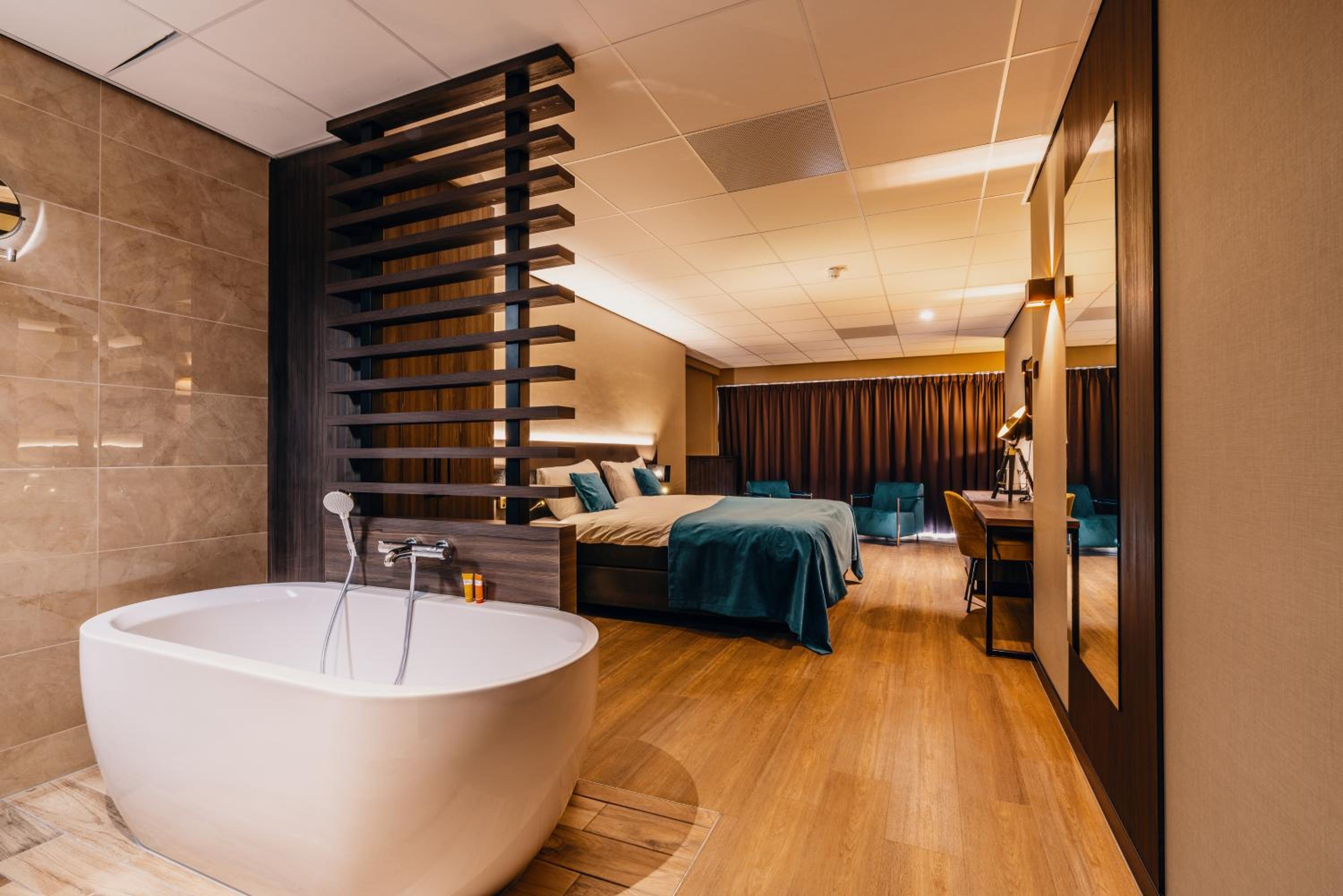 Deluxe Double Room with Bath - Photo 10