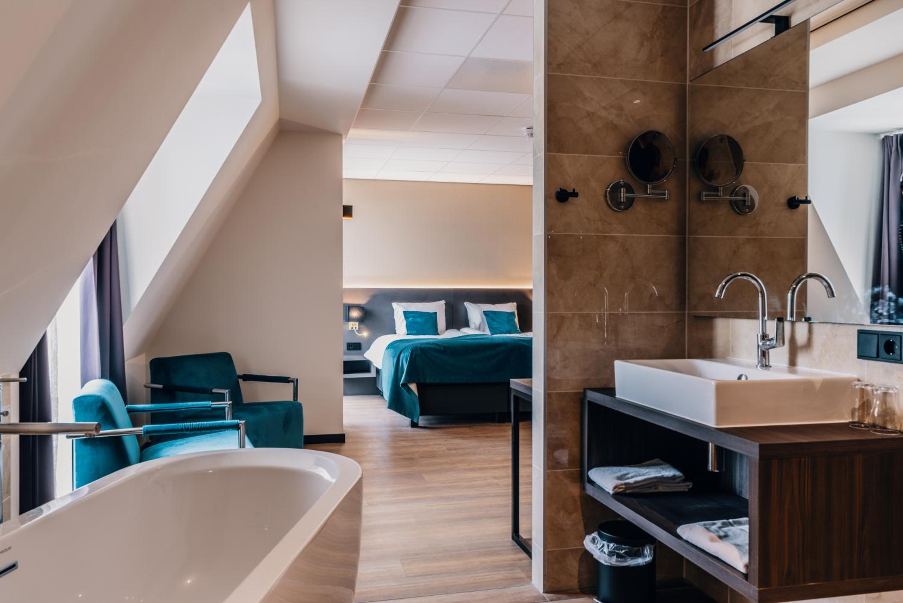 Deluxe Double Room with Bath - Photo 4
