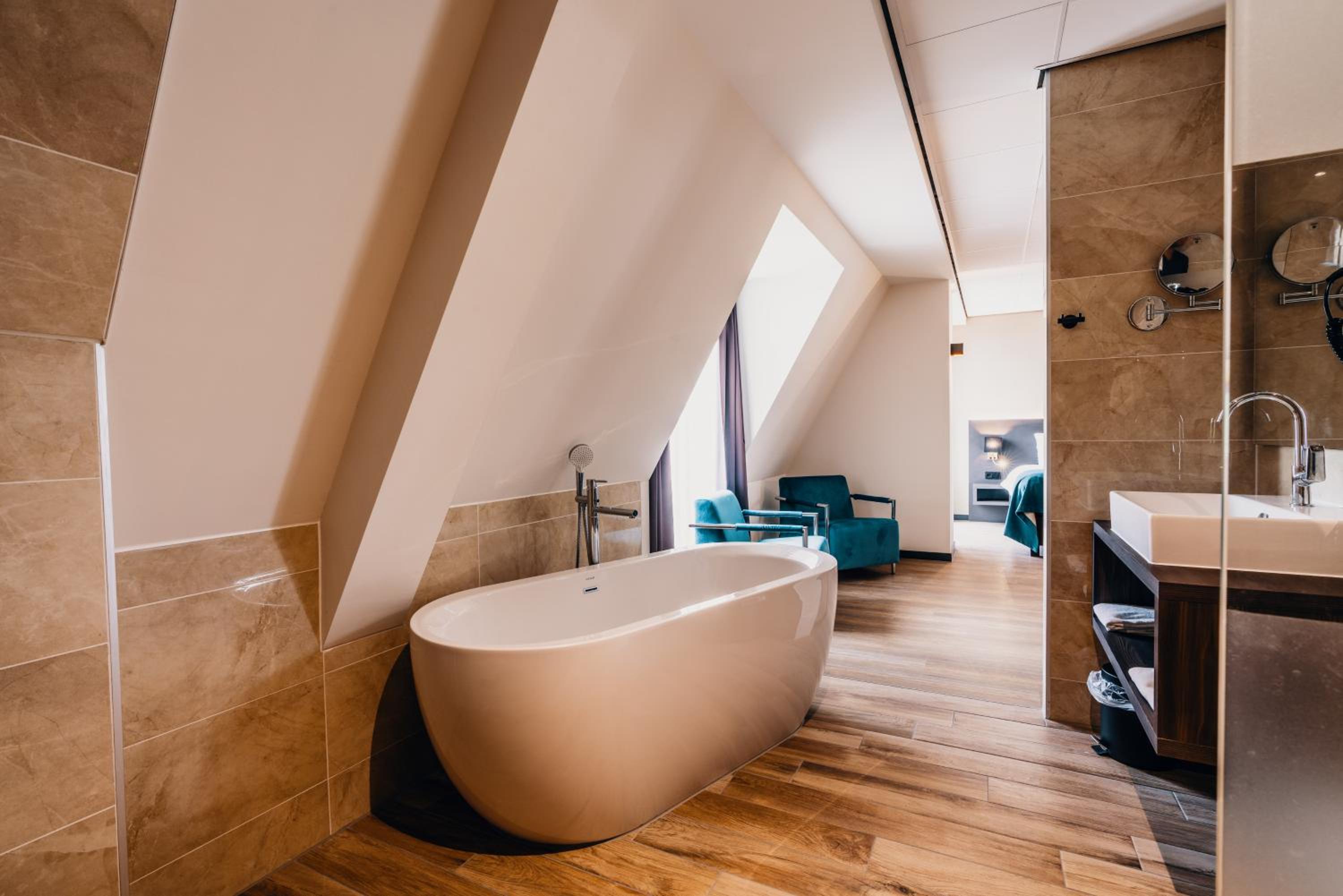 Deluxe Double Room with Bath - Photo 5