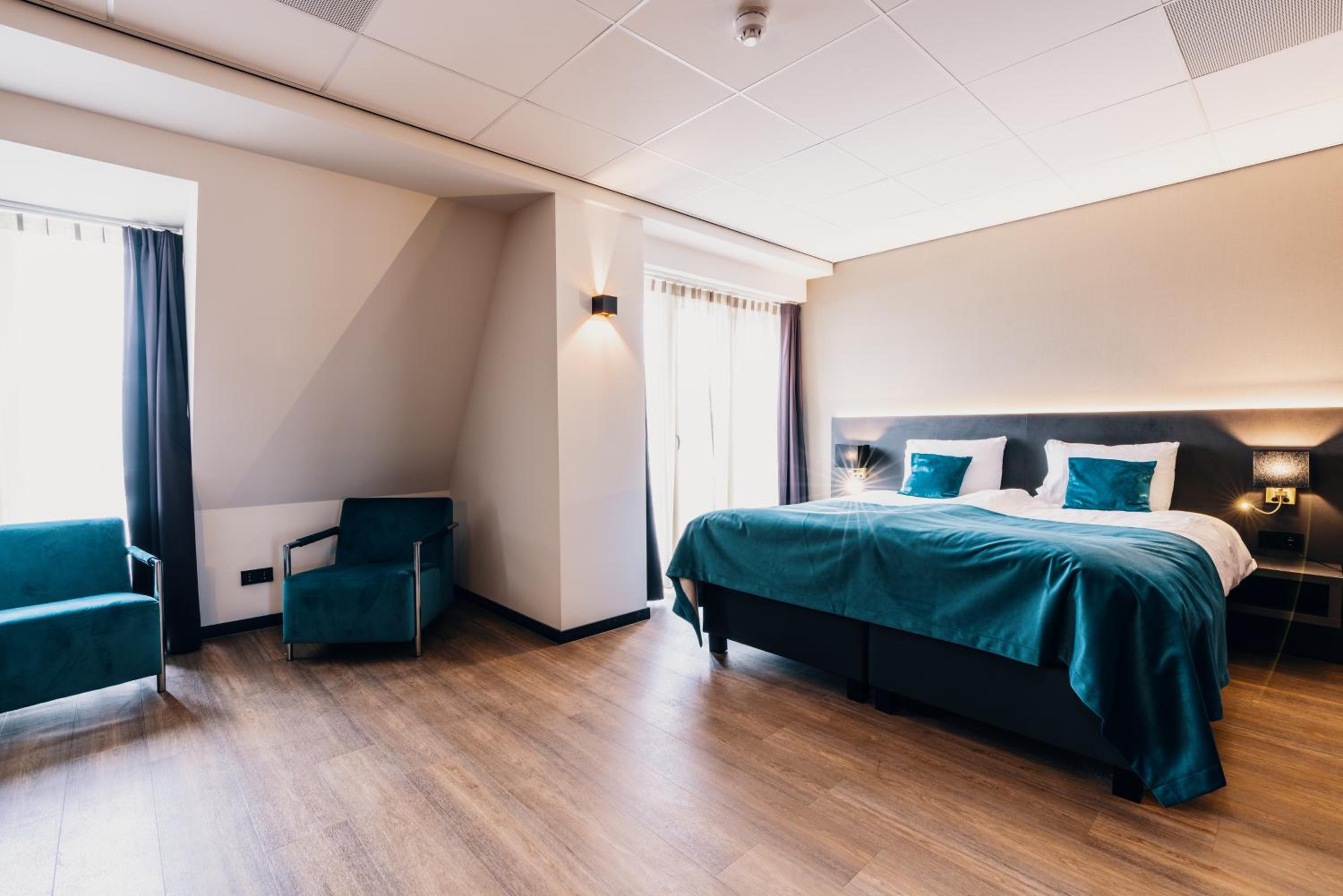 Deluxe Double Room with Bath - Photo 6