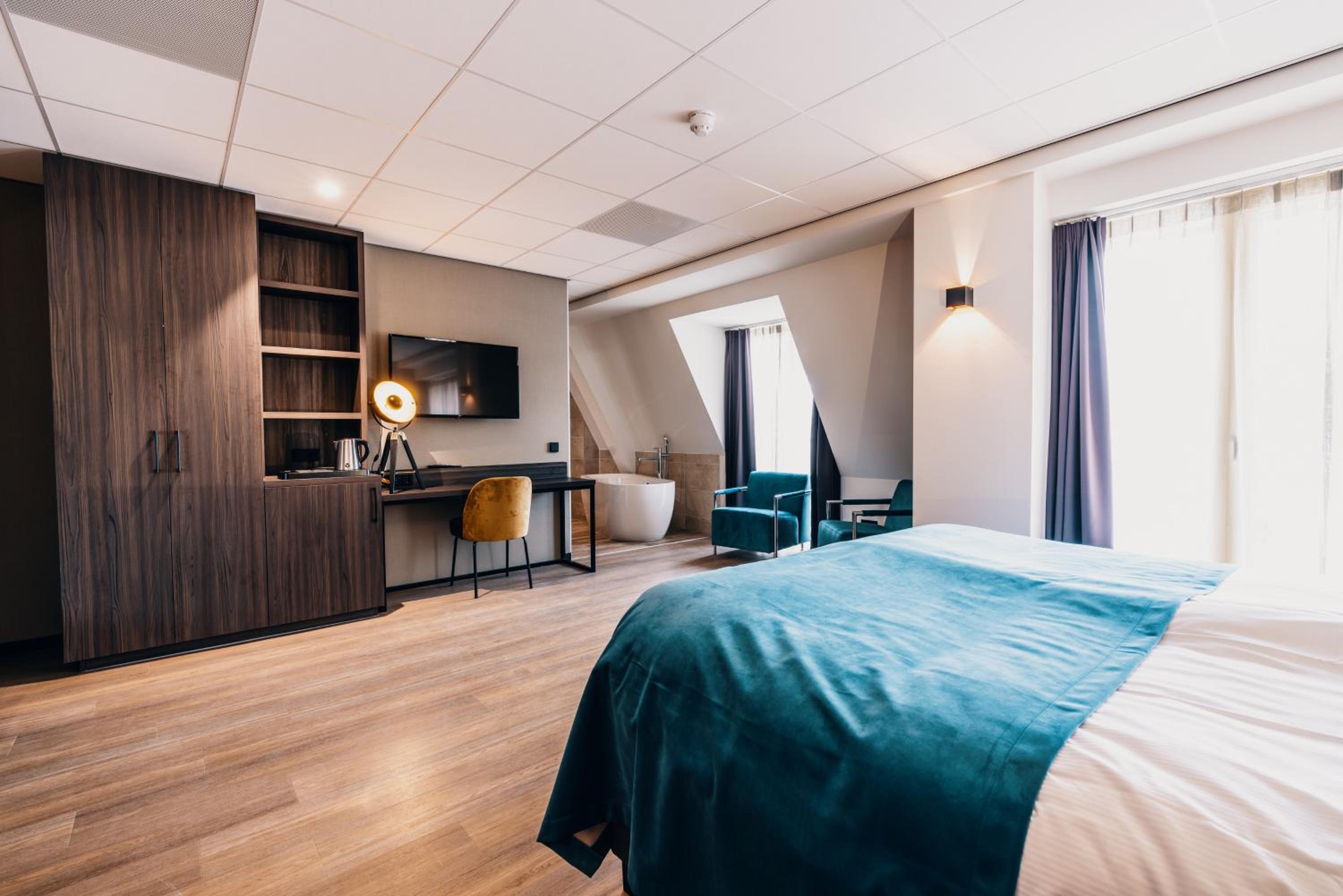 Deluxe Double Room with Bath - Photo 7