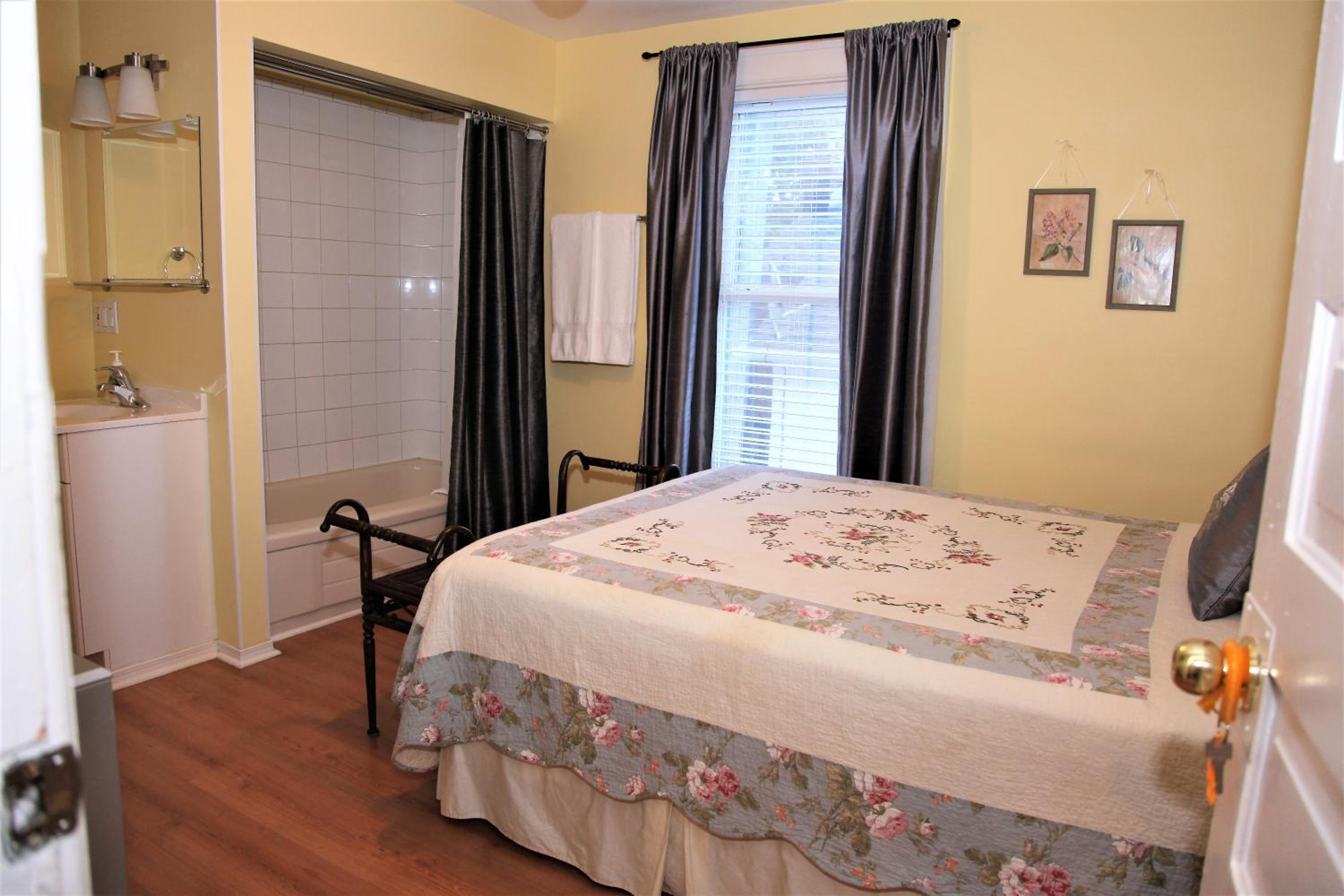Queen Room - Yellow Room photo 1