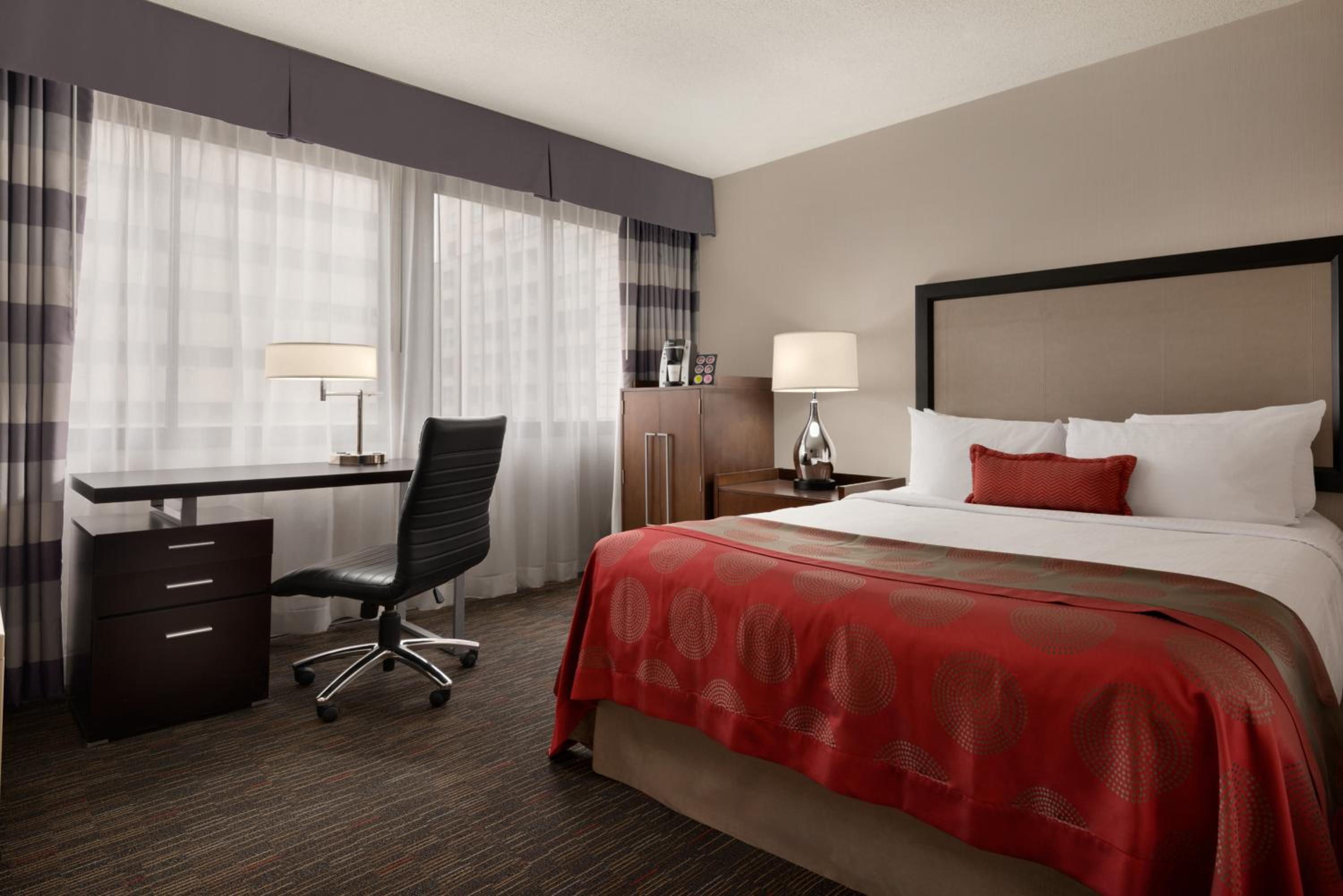 Superior Queen Room with Bath Tub - Mobility Accessible photo 2