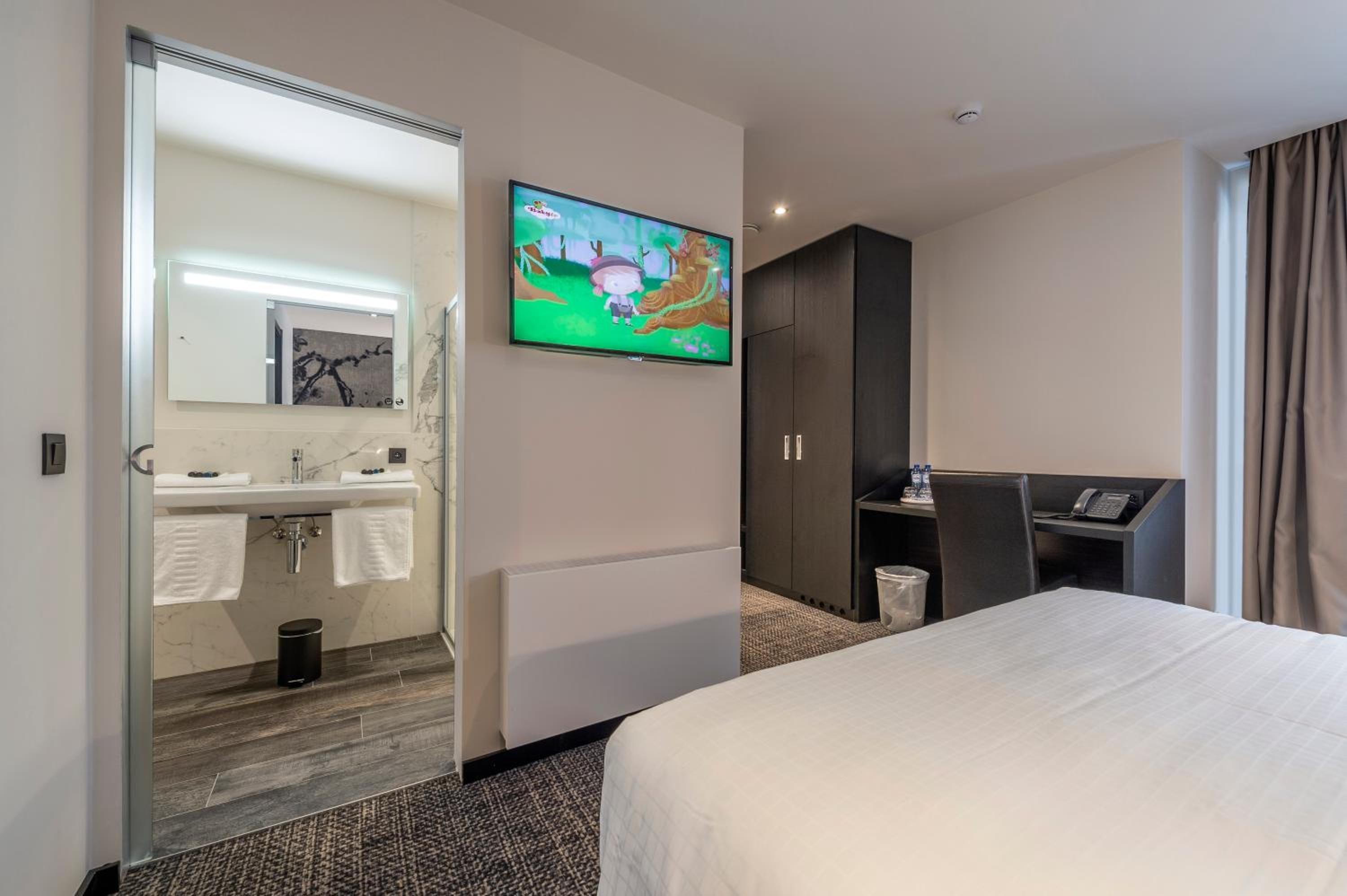 Superior Queen Room with Two Queen Beds - Photo 7