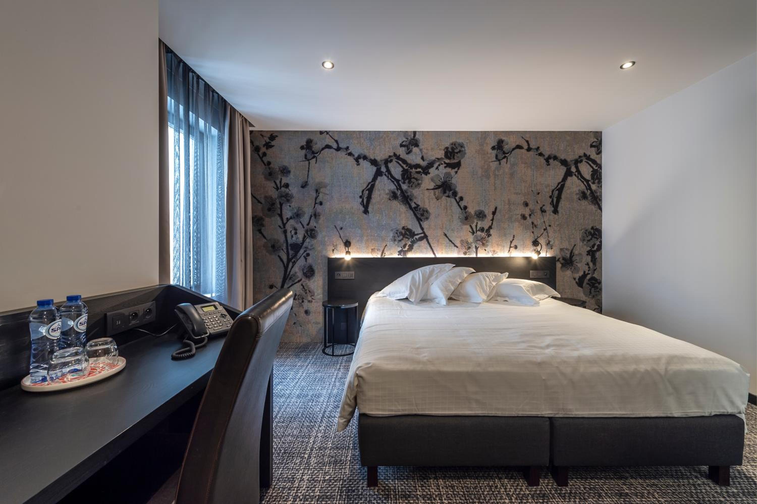Superior Queen Room with Two Queen Beds - Photo 6