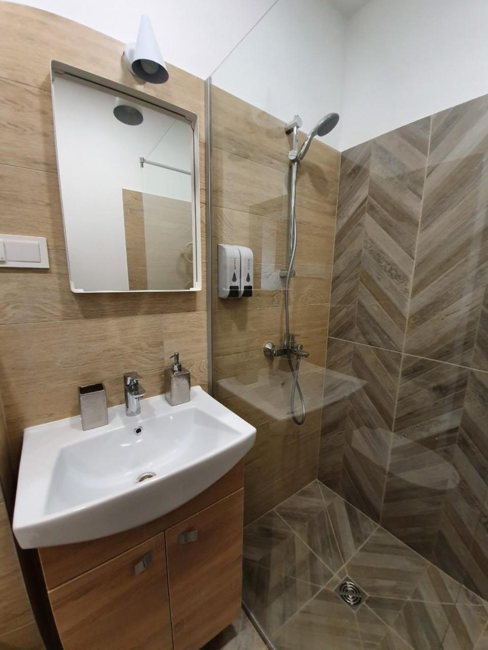 Studio Apartment - Photo 4