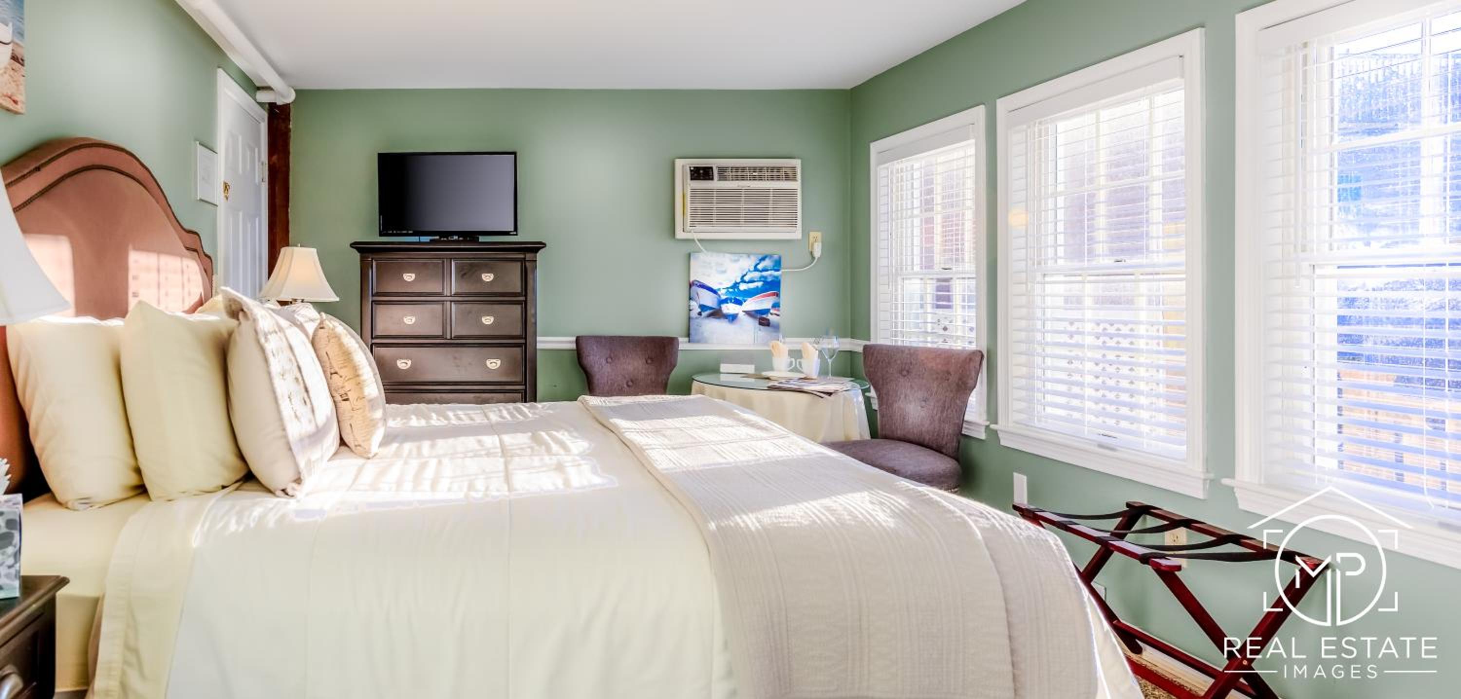 Room 5 - Windward Room - Superior King Bed photo 1