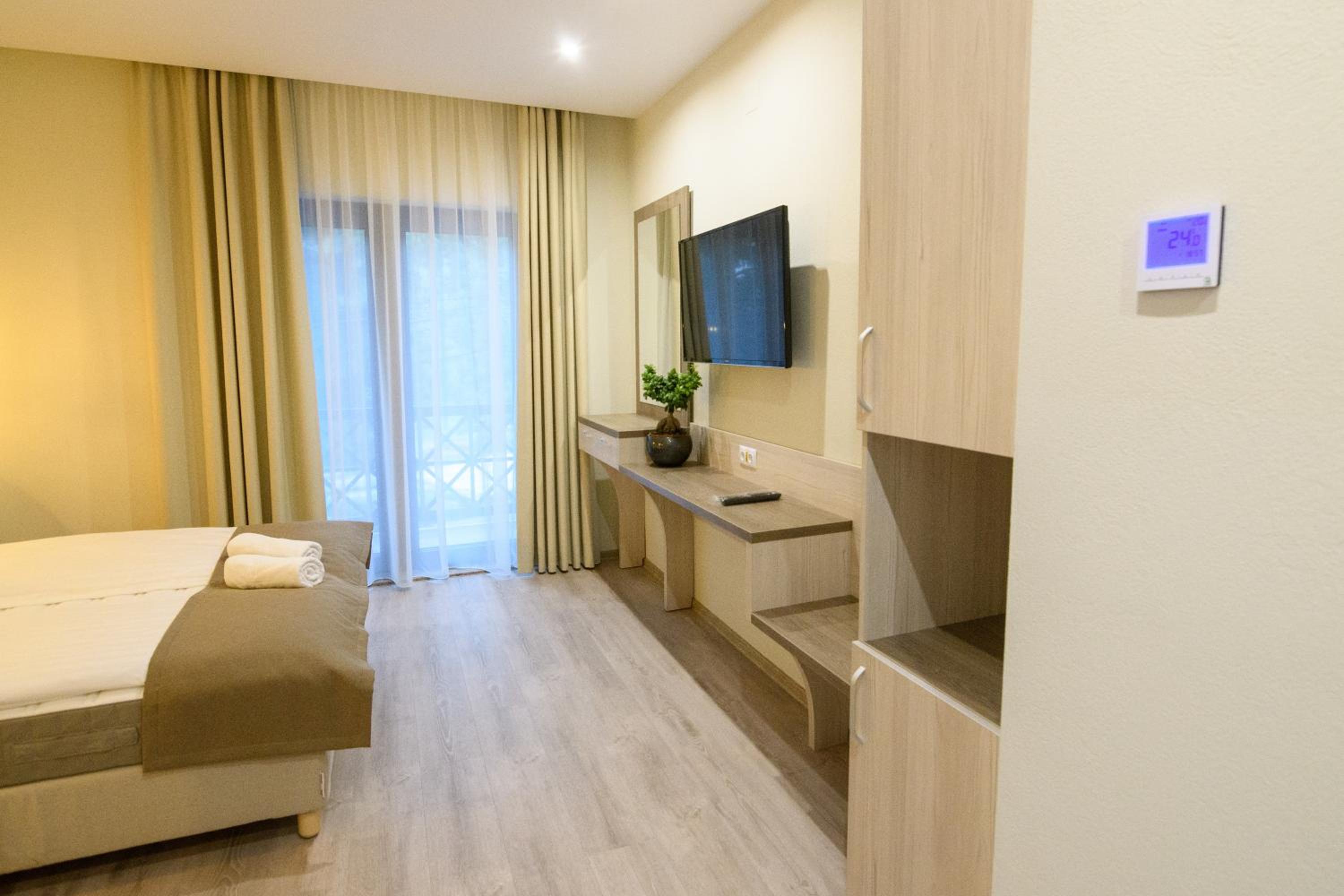 Queen Room with Balcony photo 3