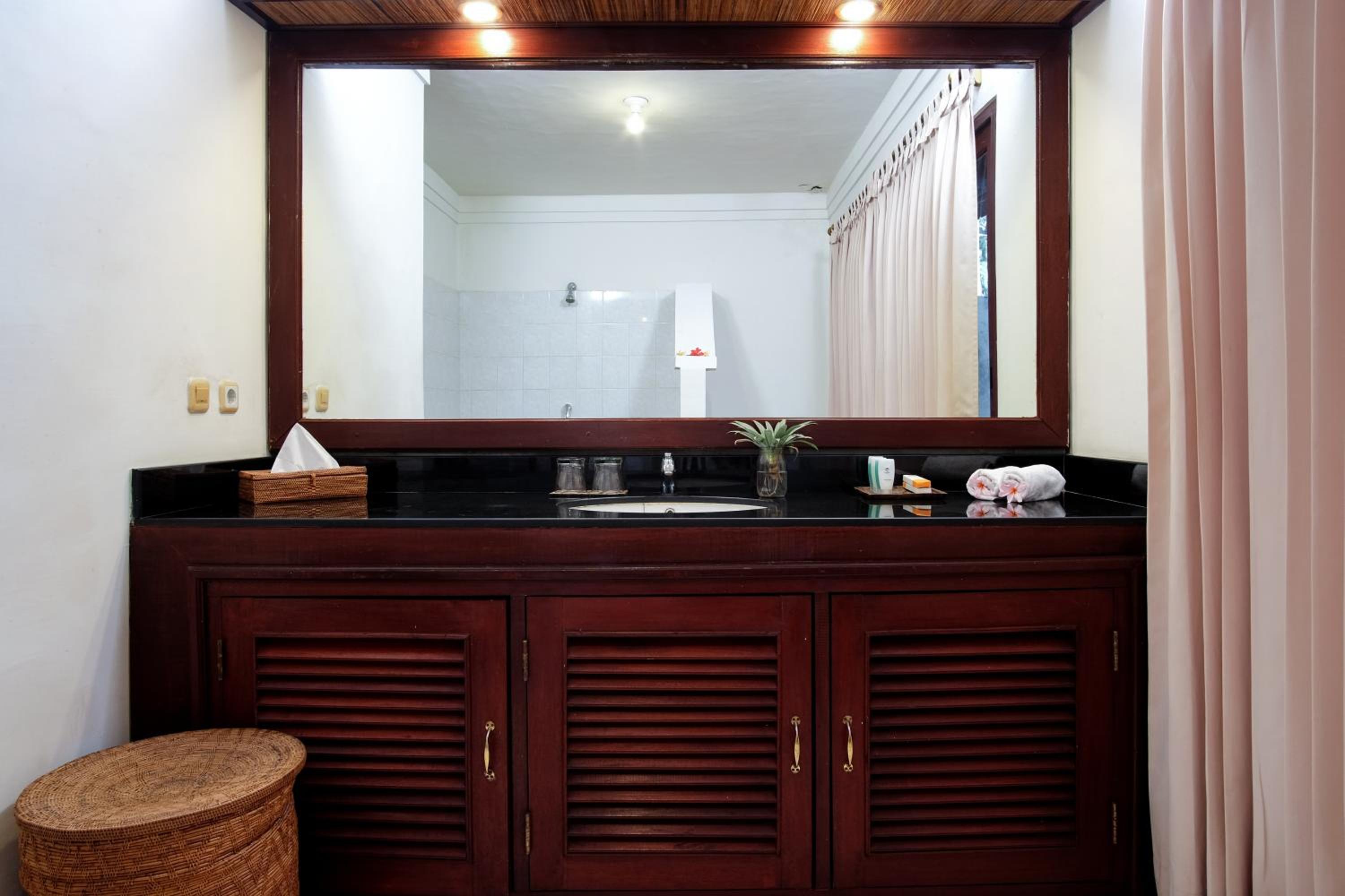 Deluxe Room with Garden View - Photo 12