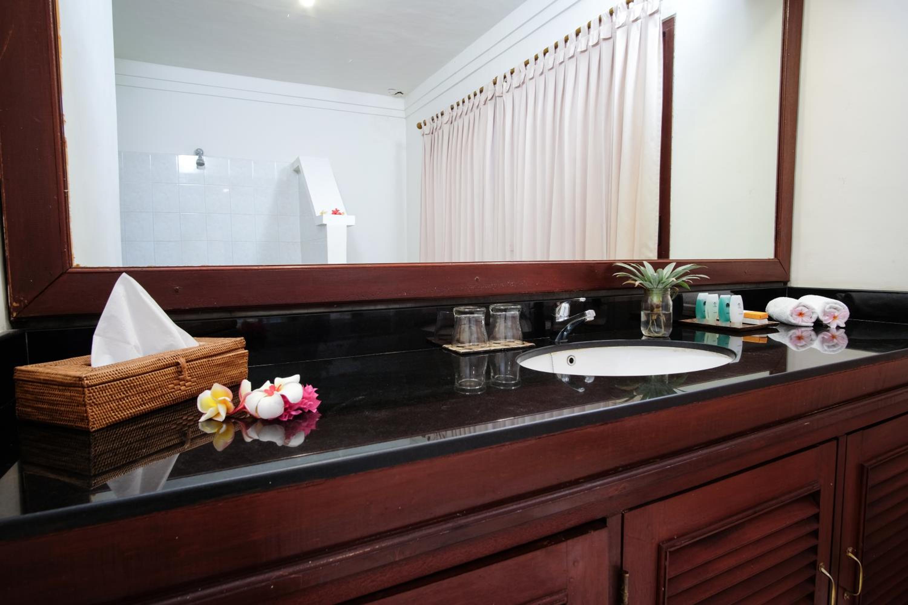 Deluxe Room with Garden View - Photo 15