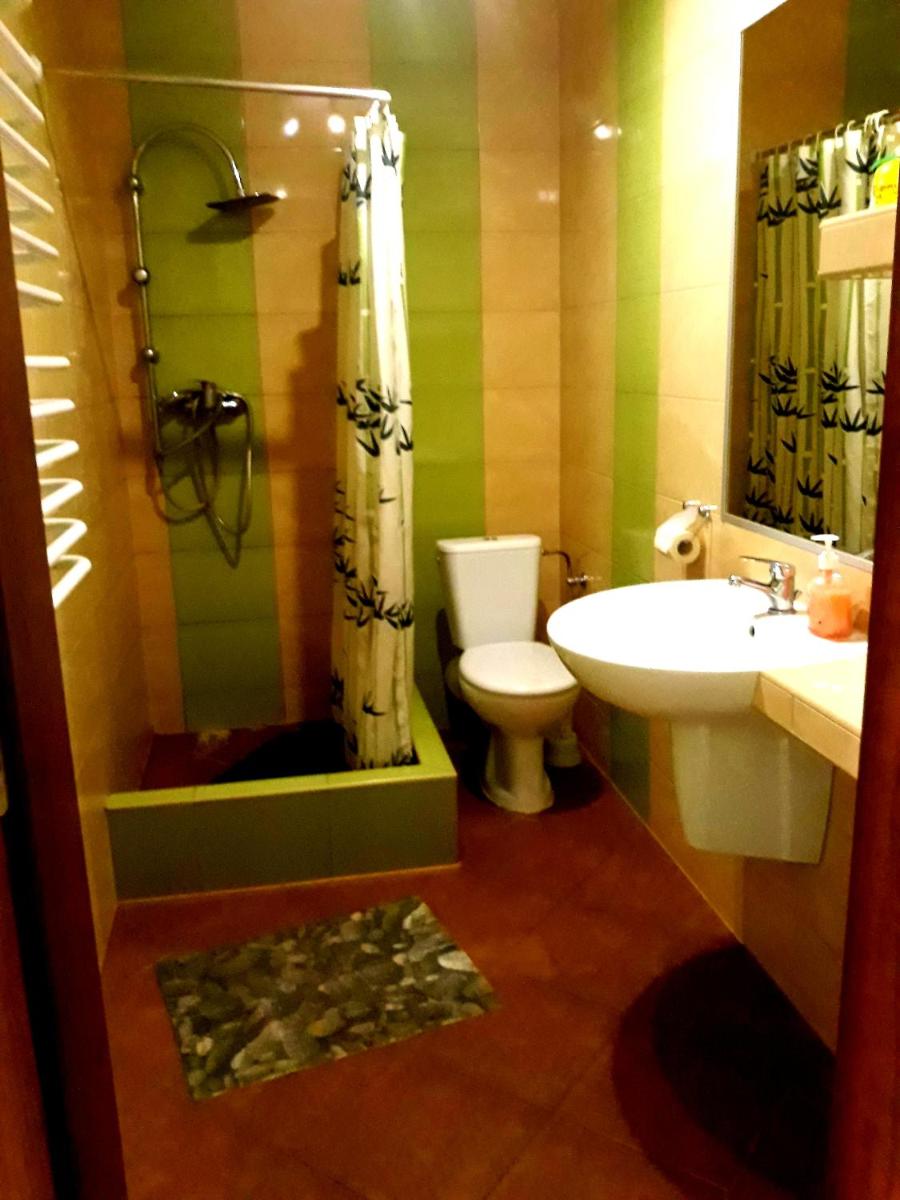 Quadruple Room with Private Bathroom - Photo 2