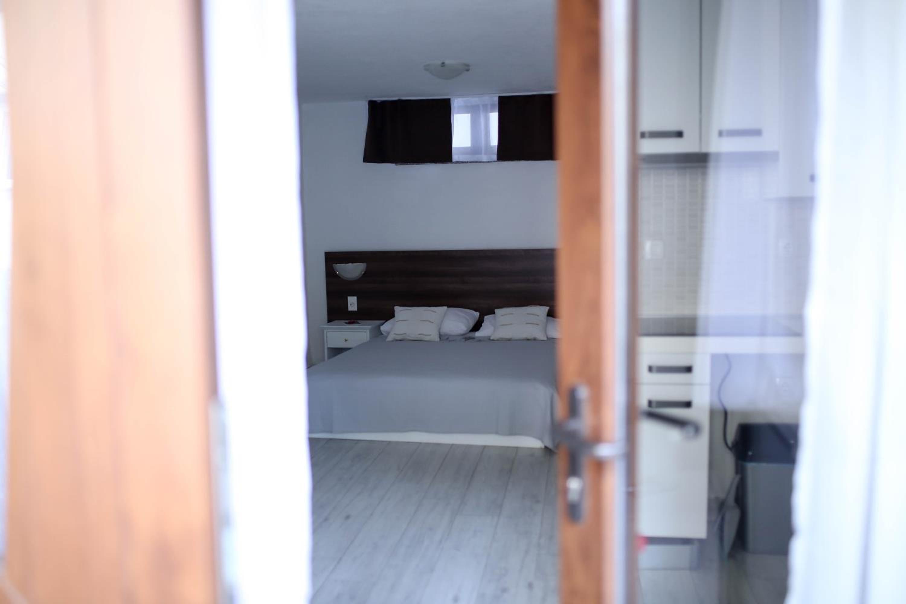 Studio Apartment - Photo 18