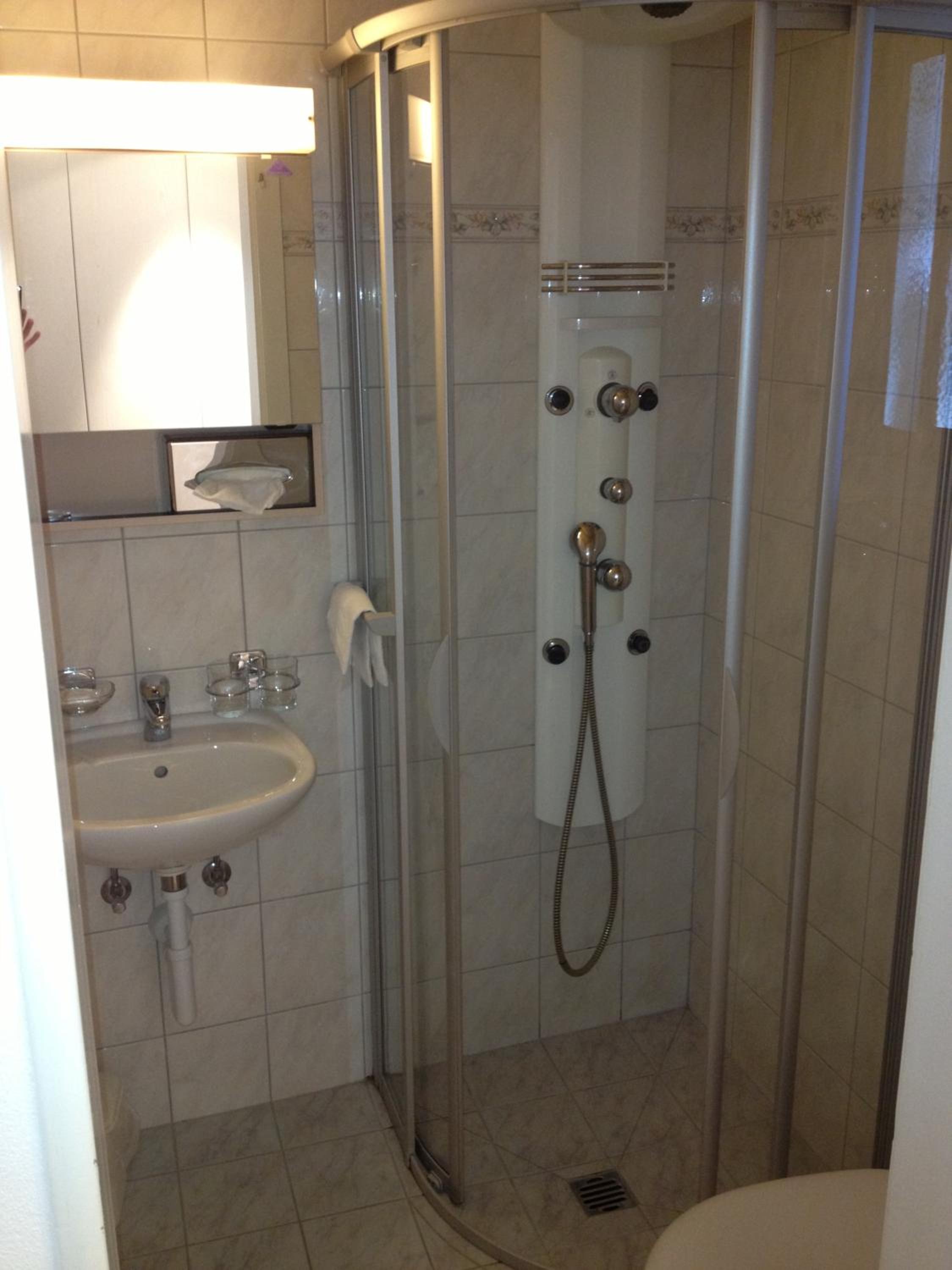 Double Room with Private Bathroom - Photo 4