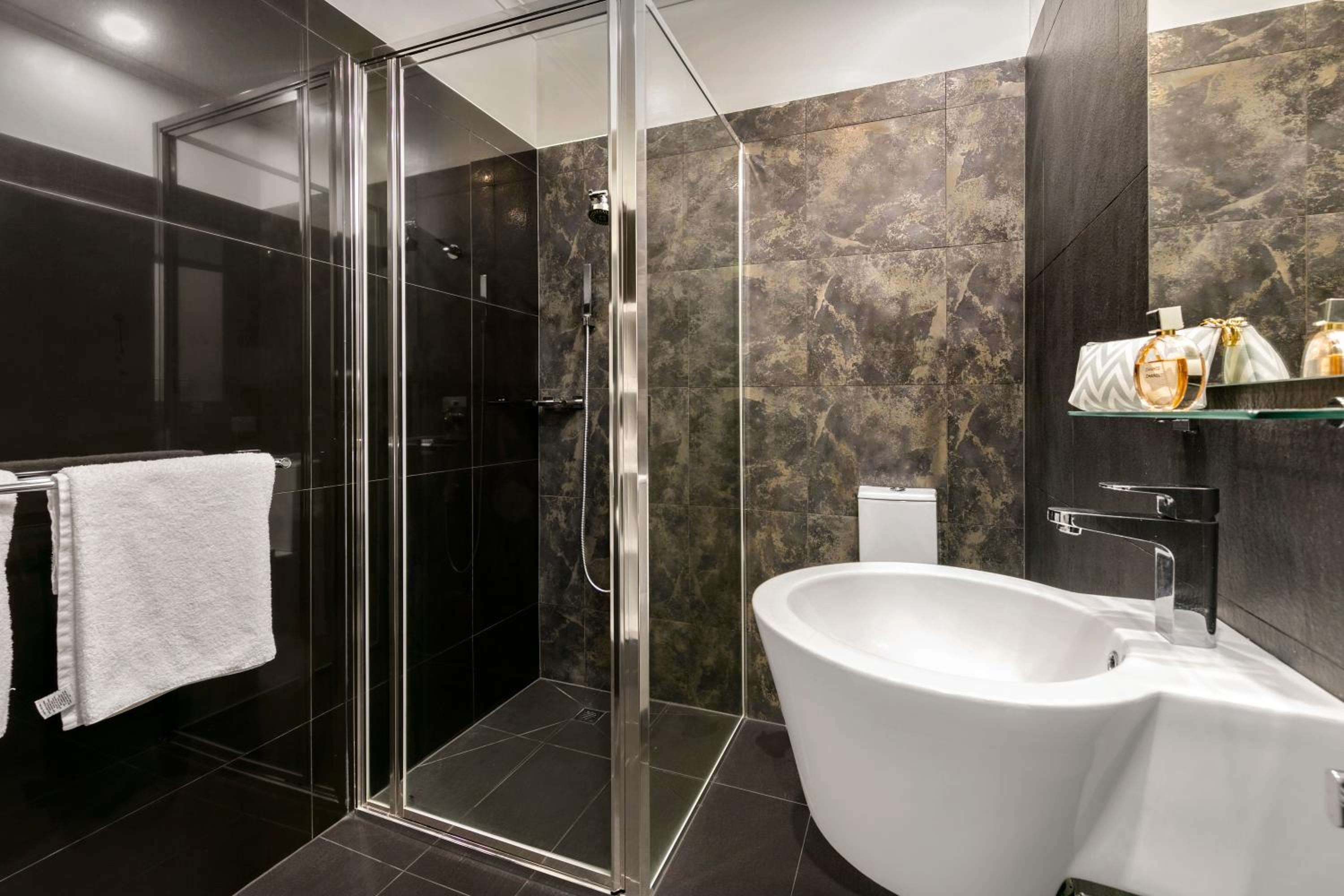 Two Bedroom Executive Apartment - Photo 3