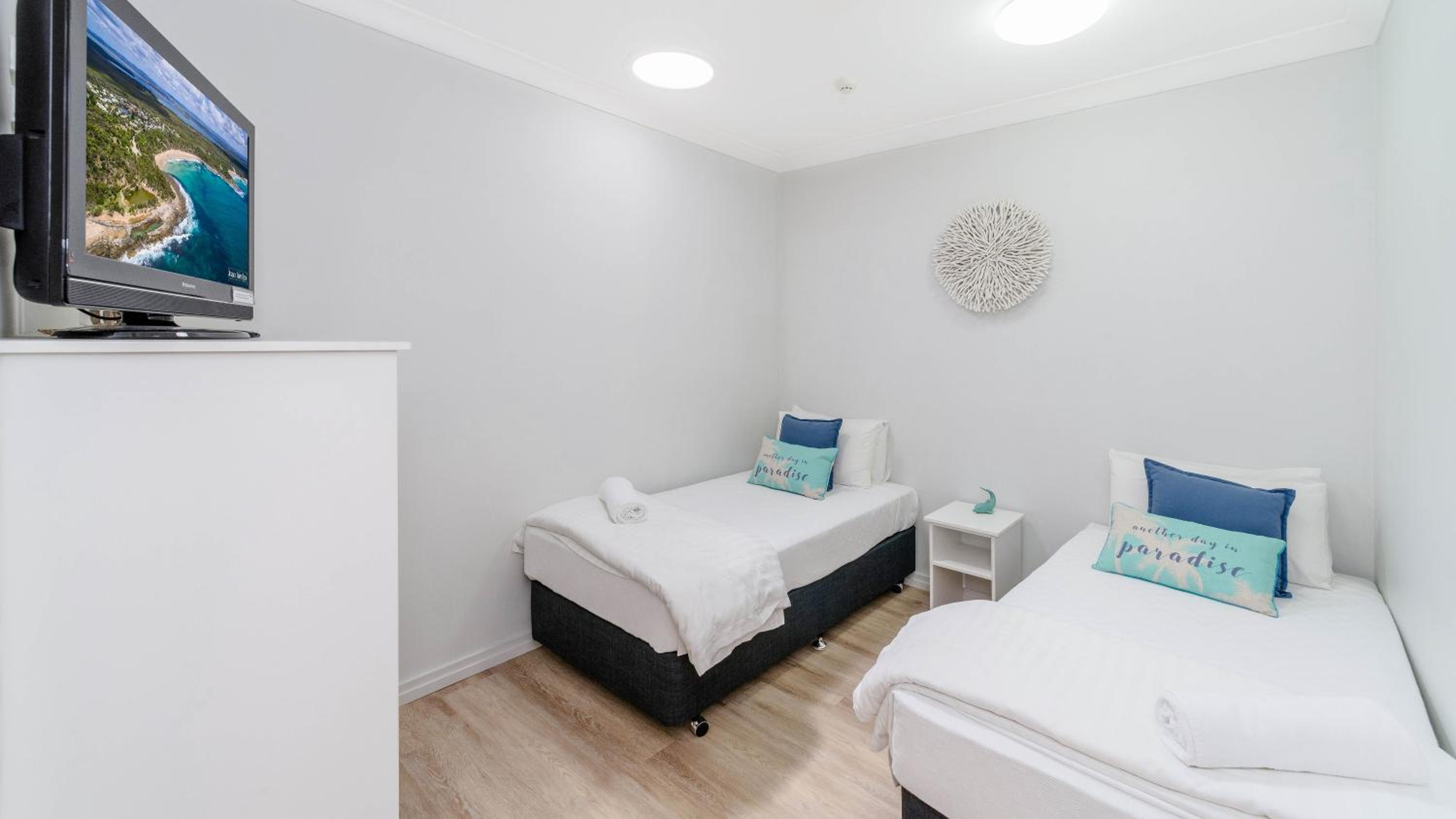 Premium Family Waterfront Motel Room photo 2