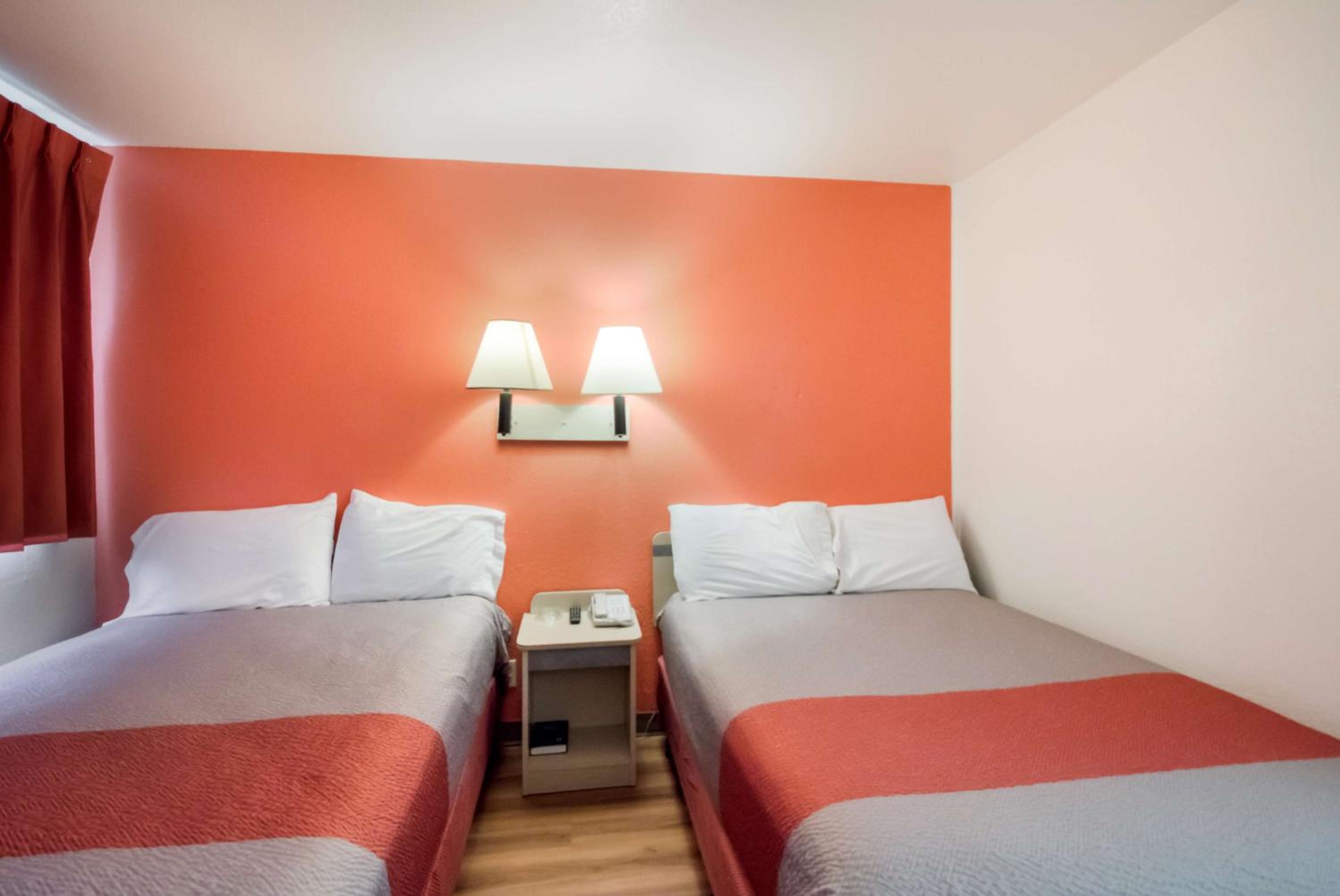 2 Full Beds | Non-Smoking, Micfridge photo 1