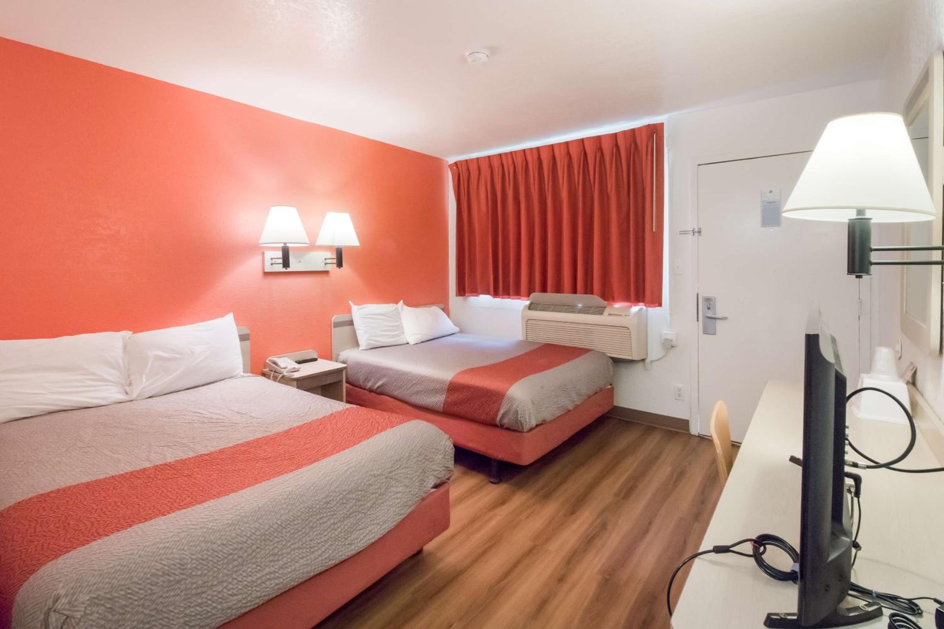 2 Full Beds | Non-Smoking, Micfridge photo 3