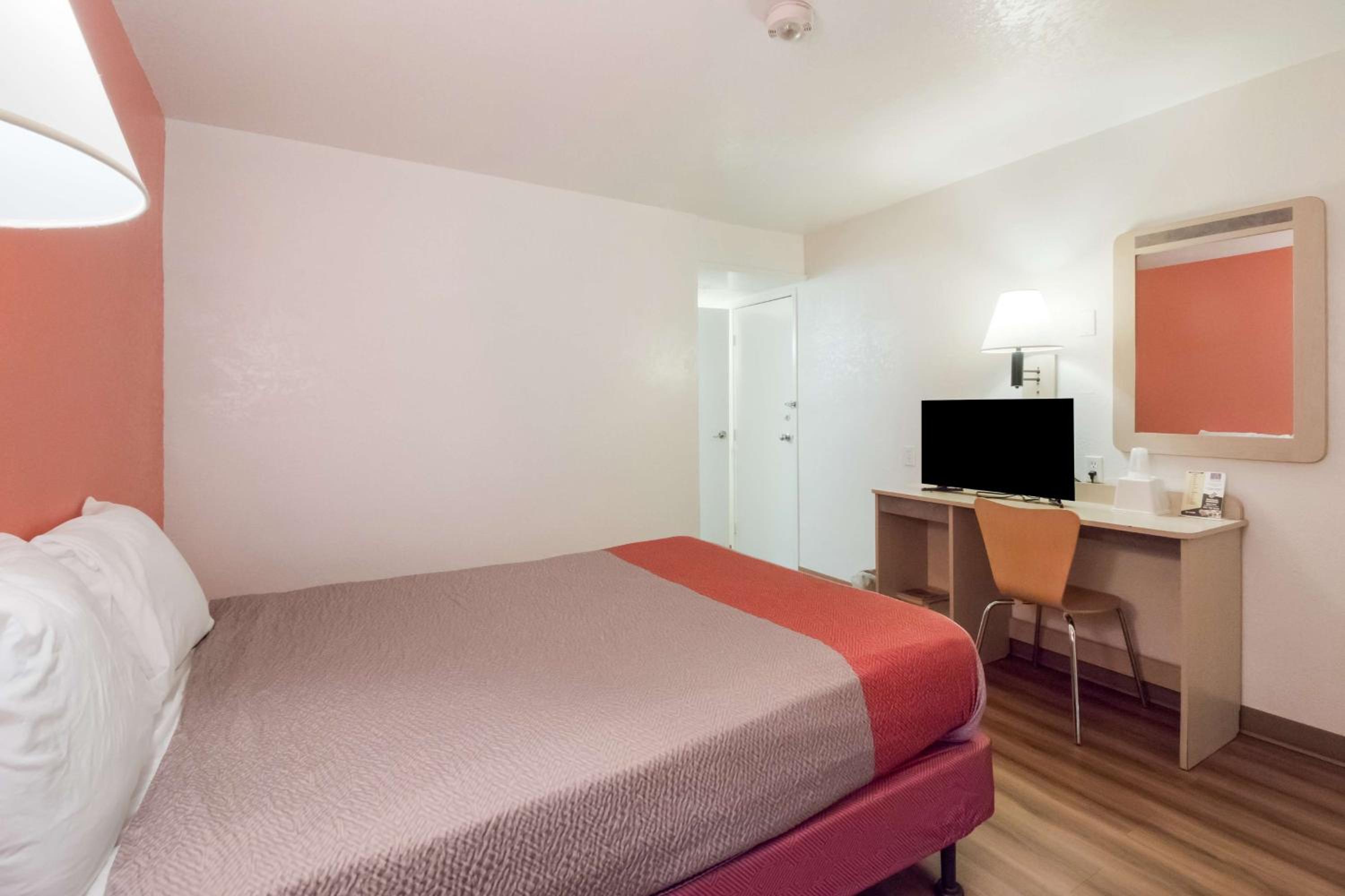 1 Queen Bed | Mob Acc RI Shwr Nsmk Micfridge photo 3