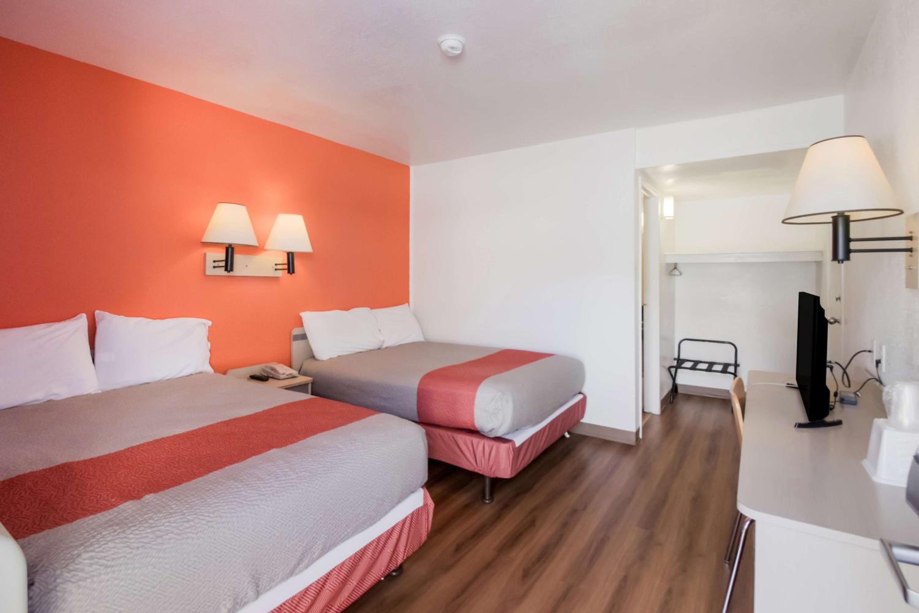 Deluxe Quadruple Room - Smoking photo 2