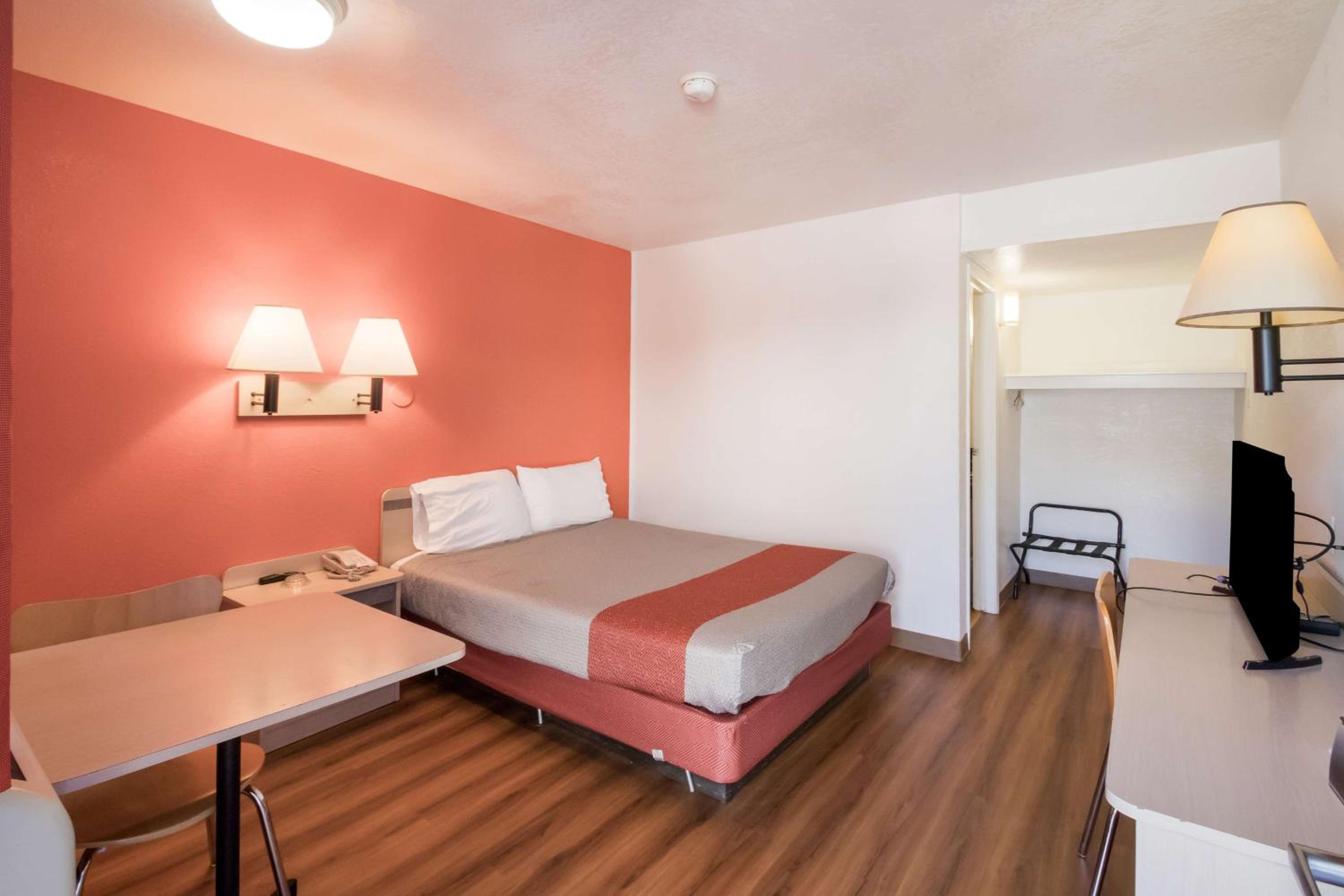 1 Queen Bed | Mob Acc RI Shwr Nsmk Micfridge photo 1