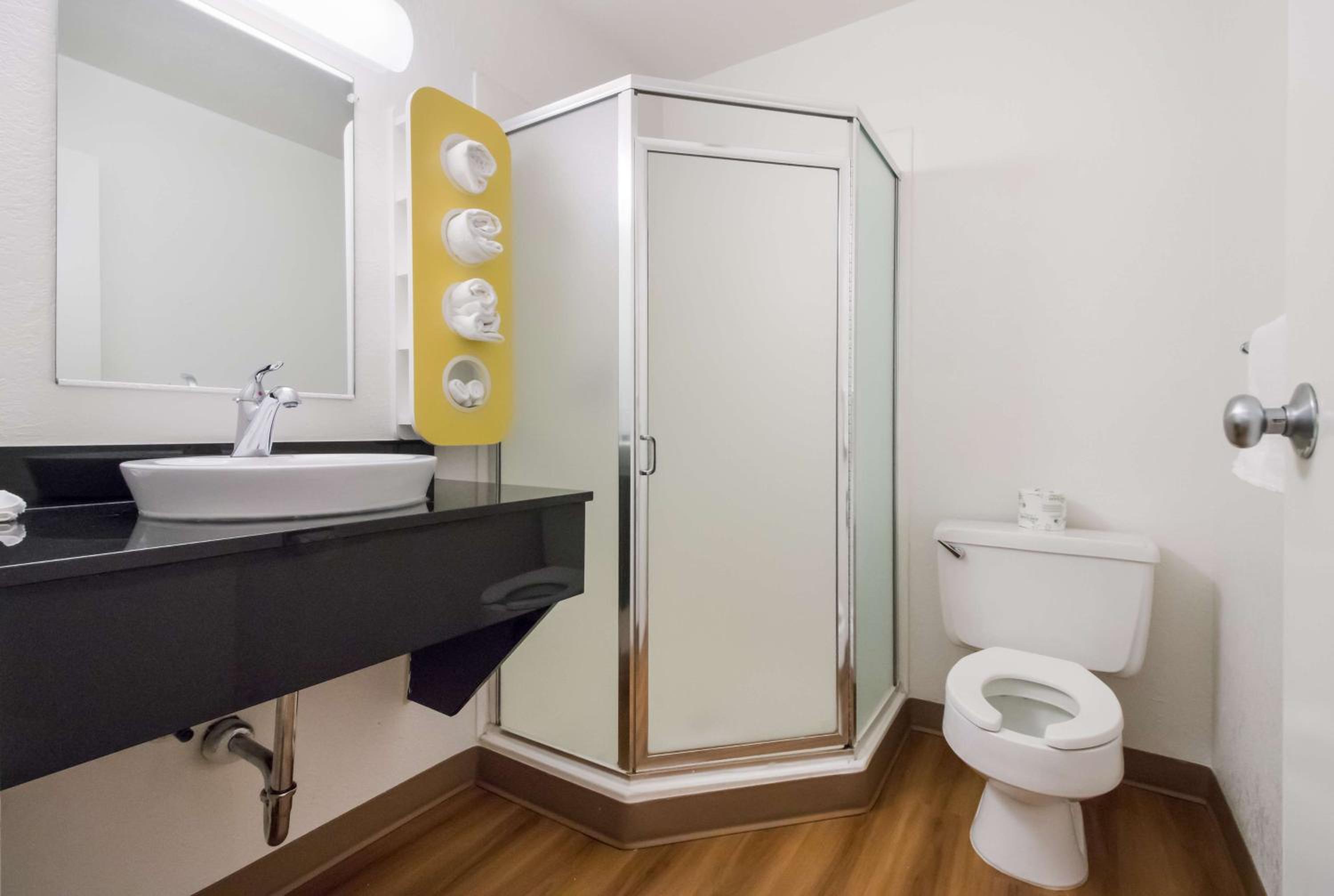 Deluxe Quadruple Room - Smoking photo 3