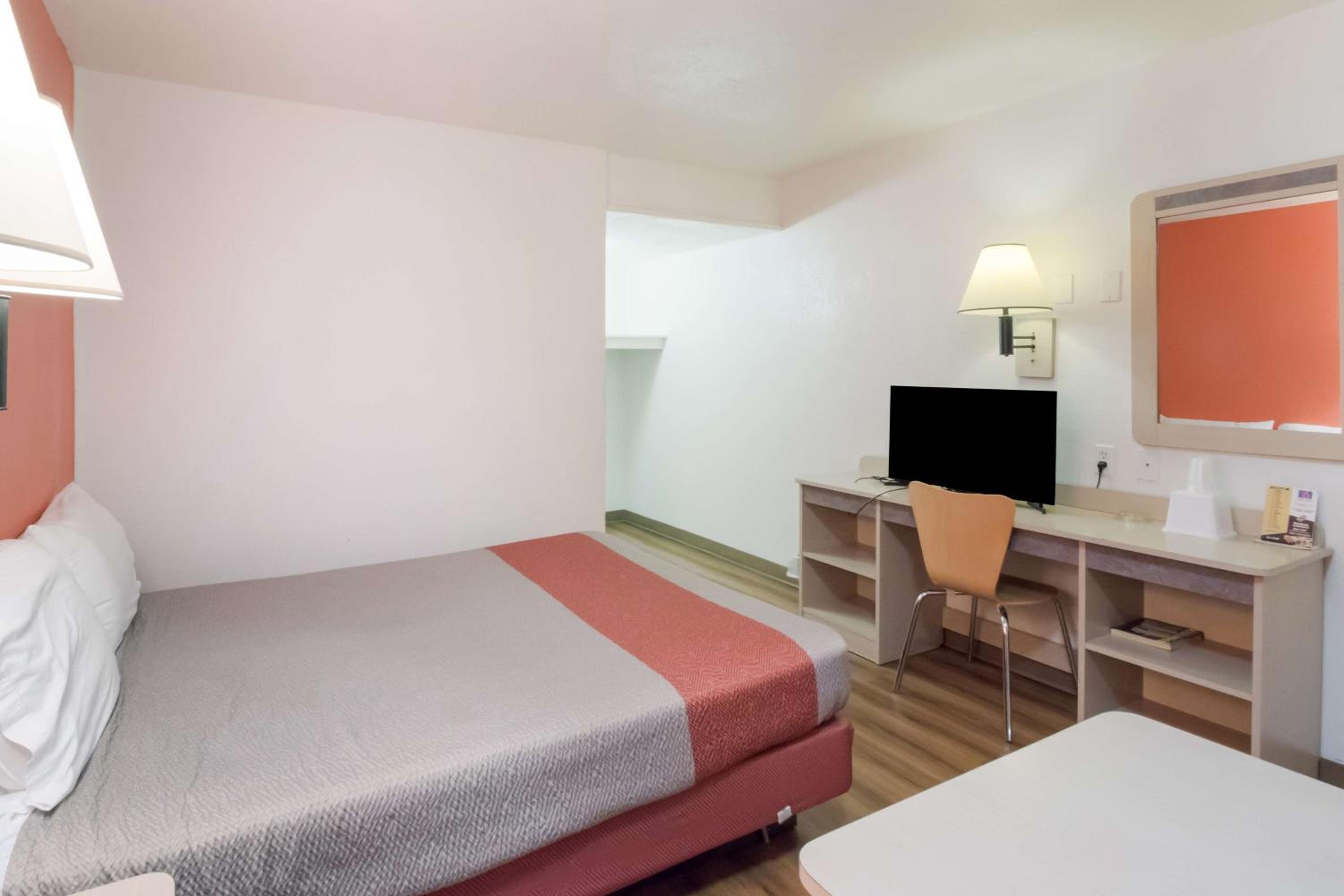 1 Queen Bed | Non-Smoking, Micfridge photo 3