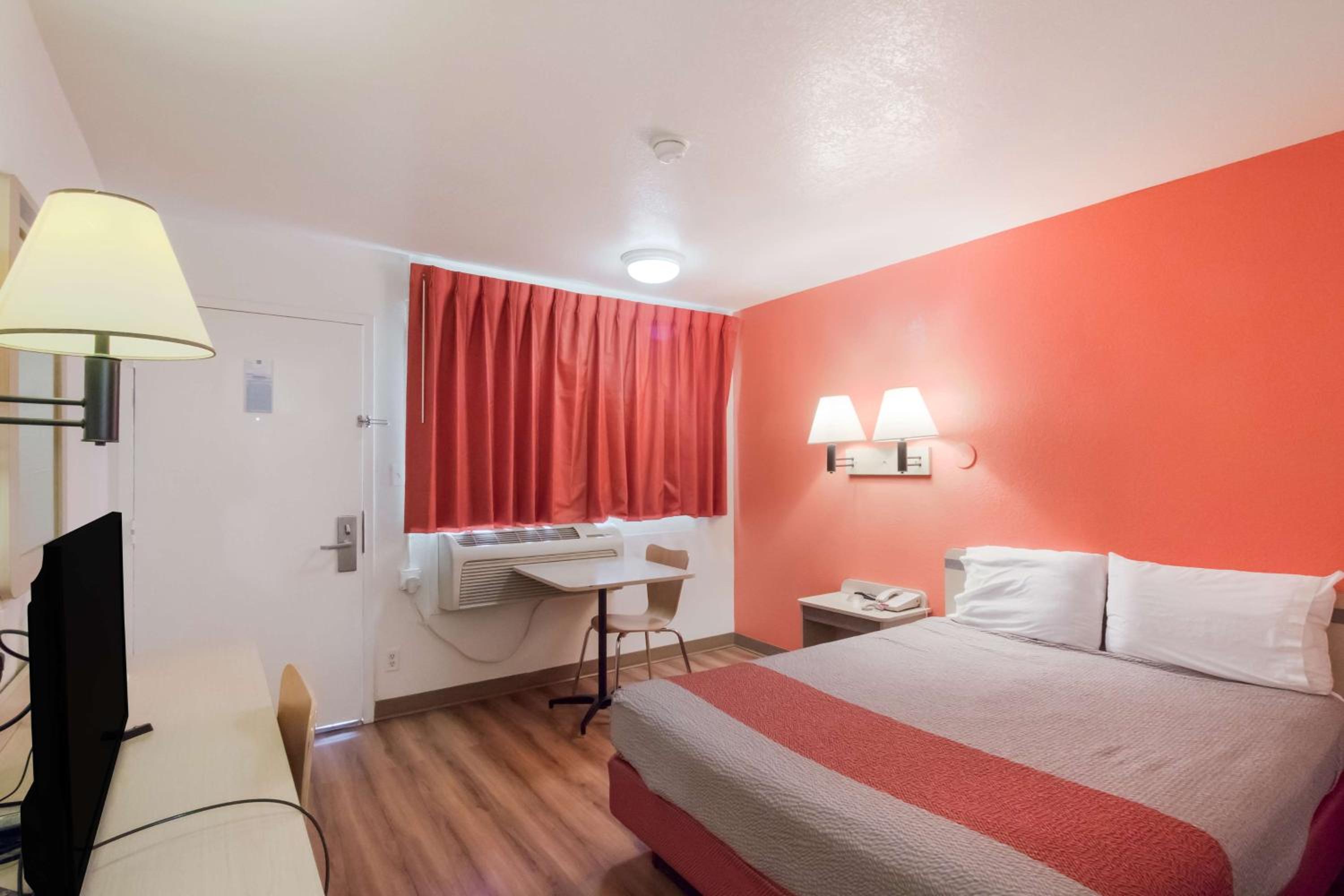 1 Queen Bed | Non-Smoking, Micfridge photo 2