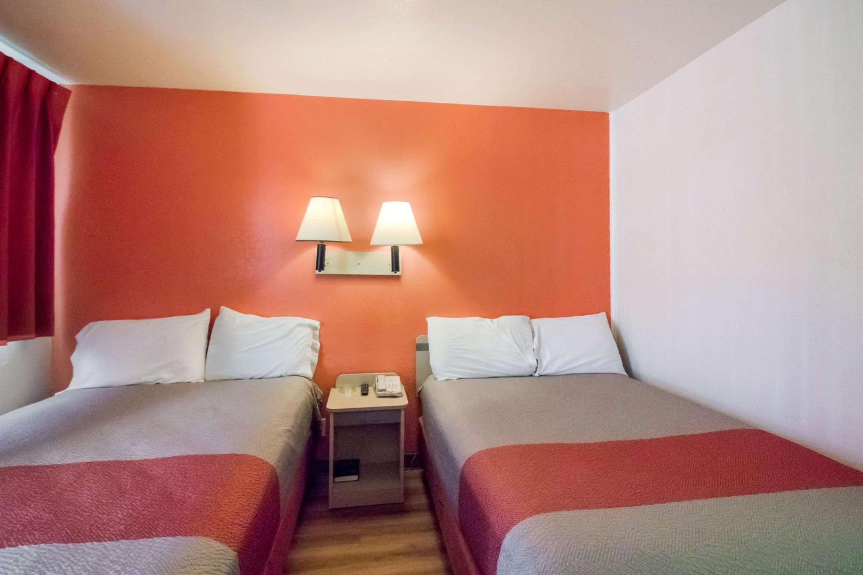 2 Full Beds | Non-Smoking, Micfridge photo 2
