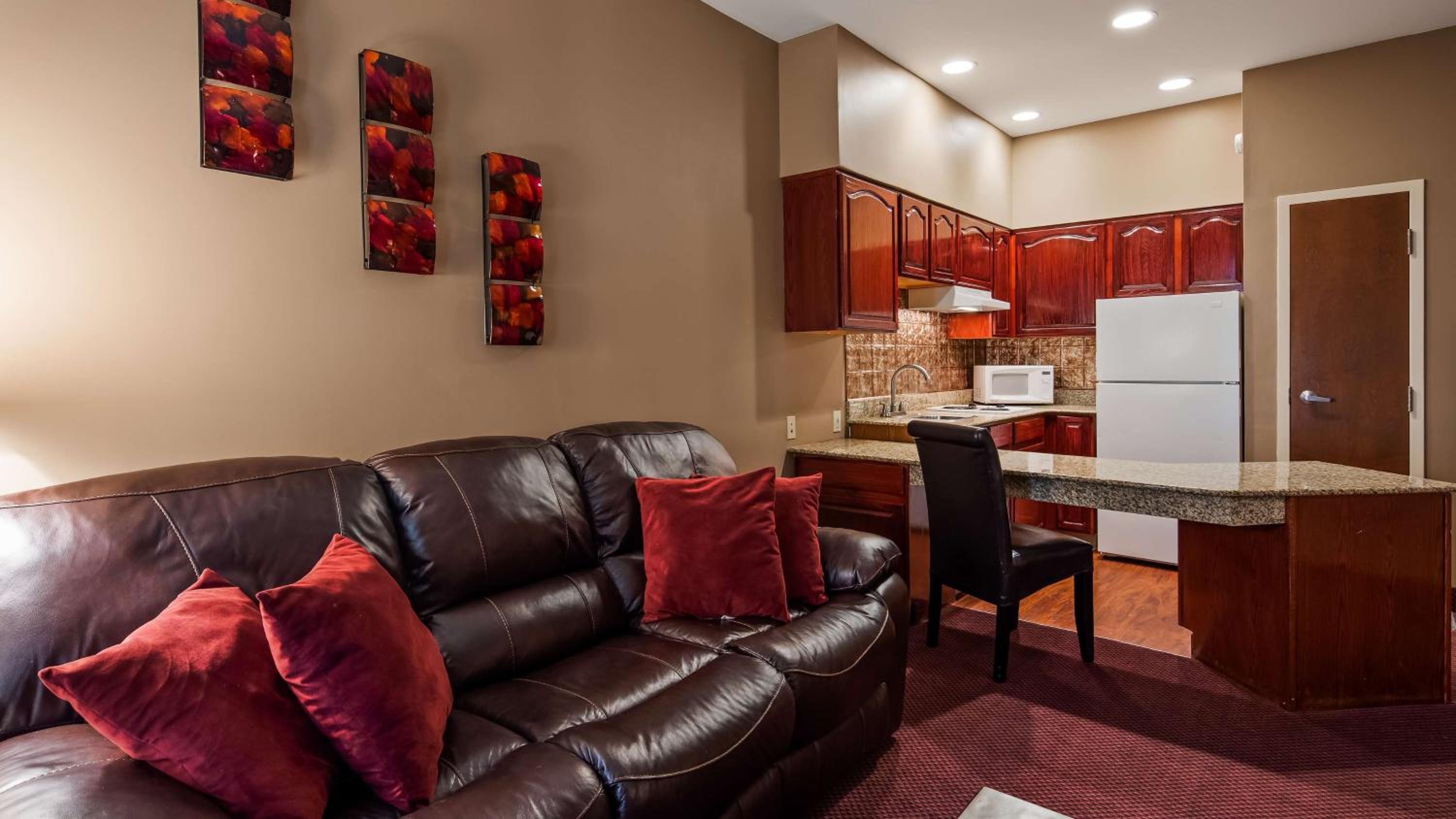 King Suite - Non-Smoking - Photo 2