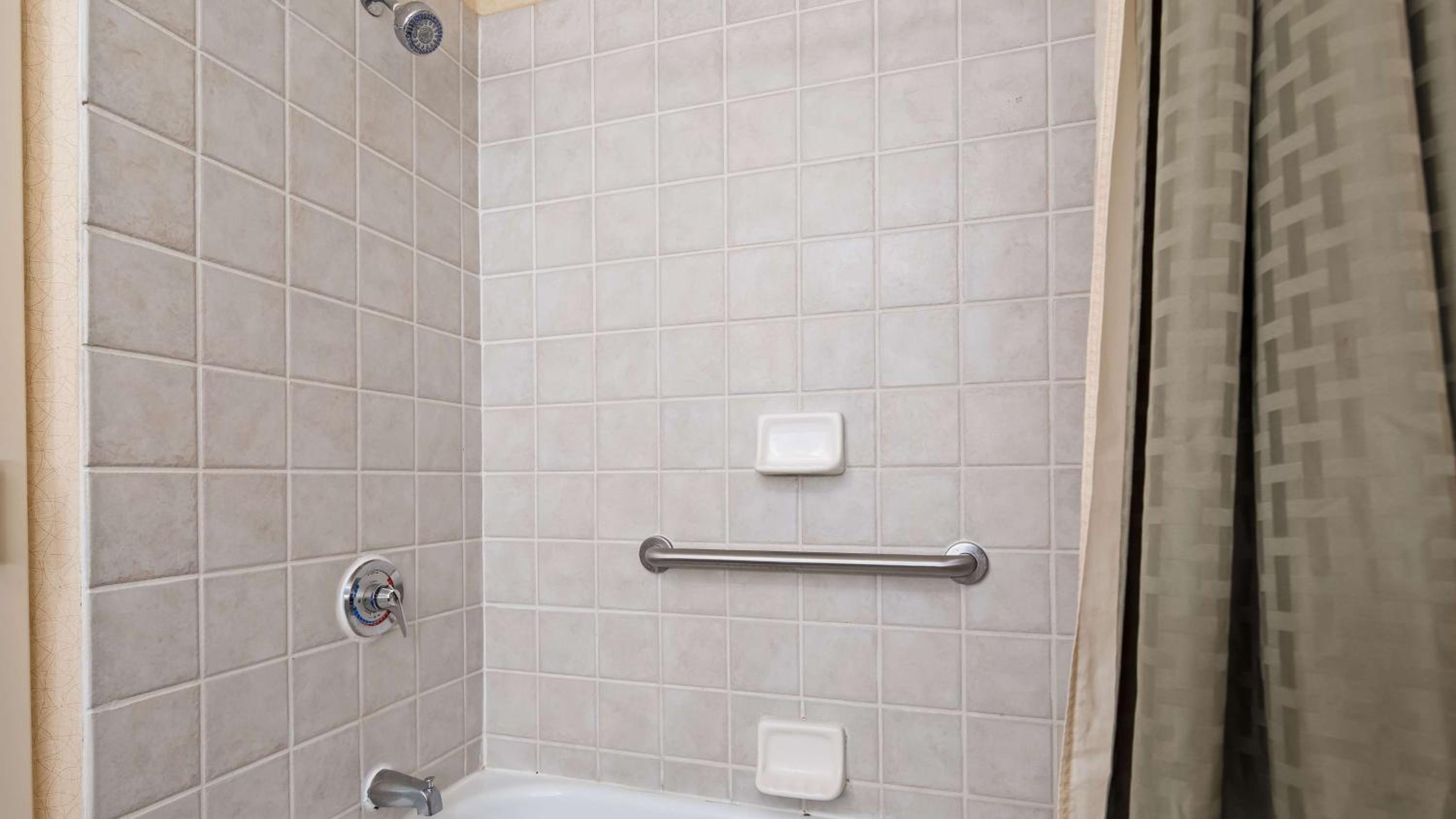 King Suite with Bath Tub and Full Kitchen - Disability/Non-Smoking - Photo 2