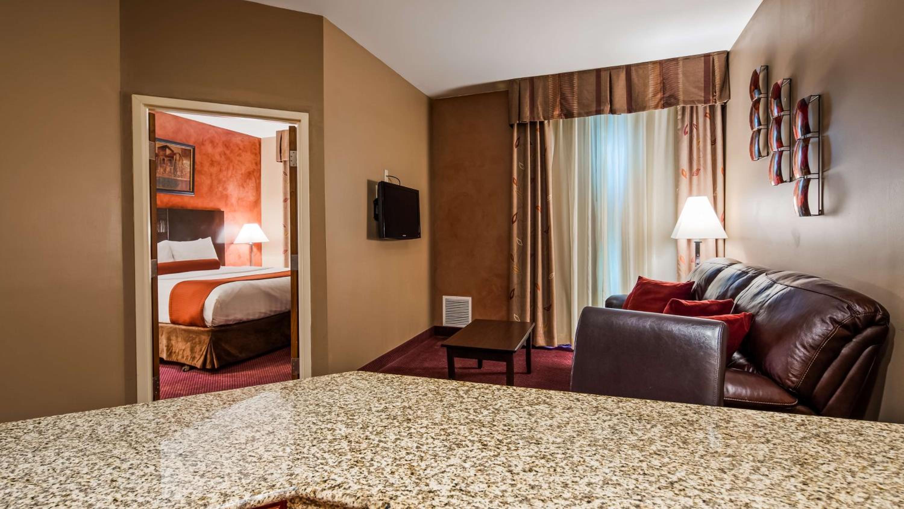 King Suite with Sofa and Kitchen - Non-Smoking - Photo 1