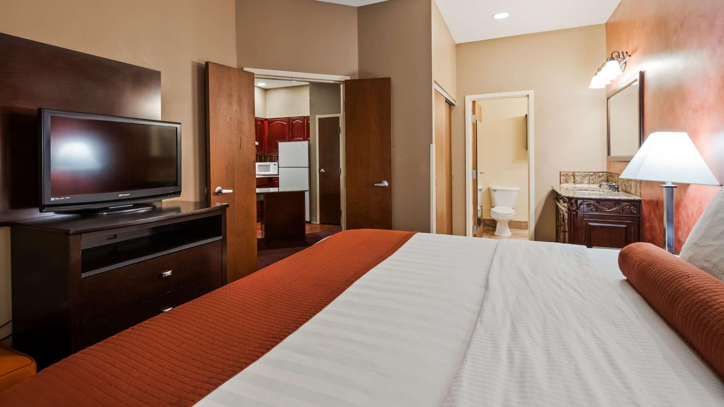 King Suite - Non-Smoking - Photo 5
