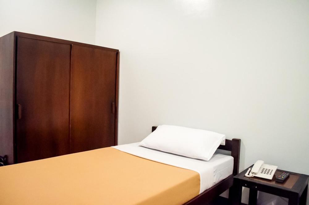 Standard Queen Room - Photo 8