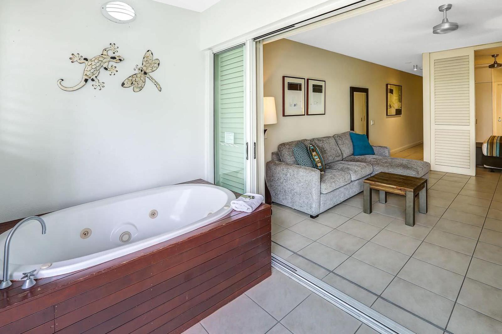Gardenview One Bedroom apartment with private rooftop spa