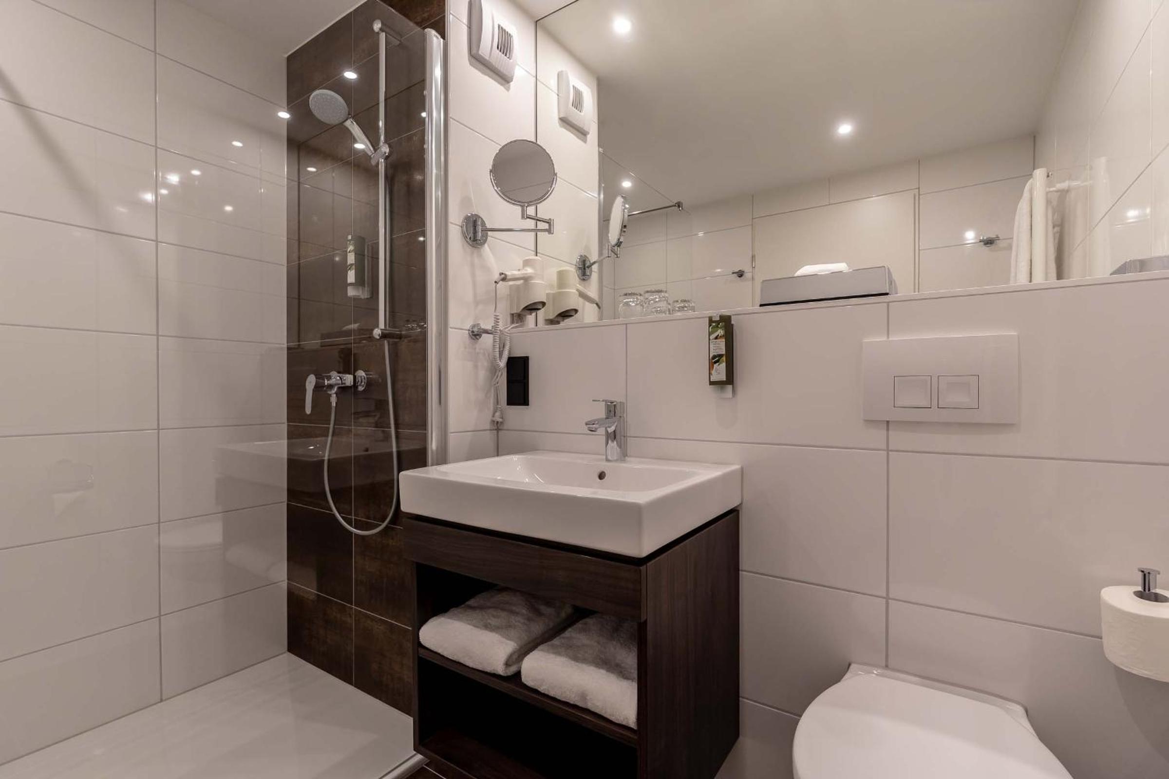 Standard Twin Room - Photo 8