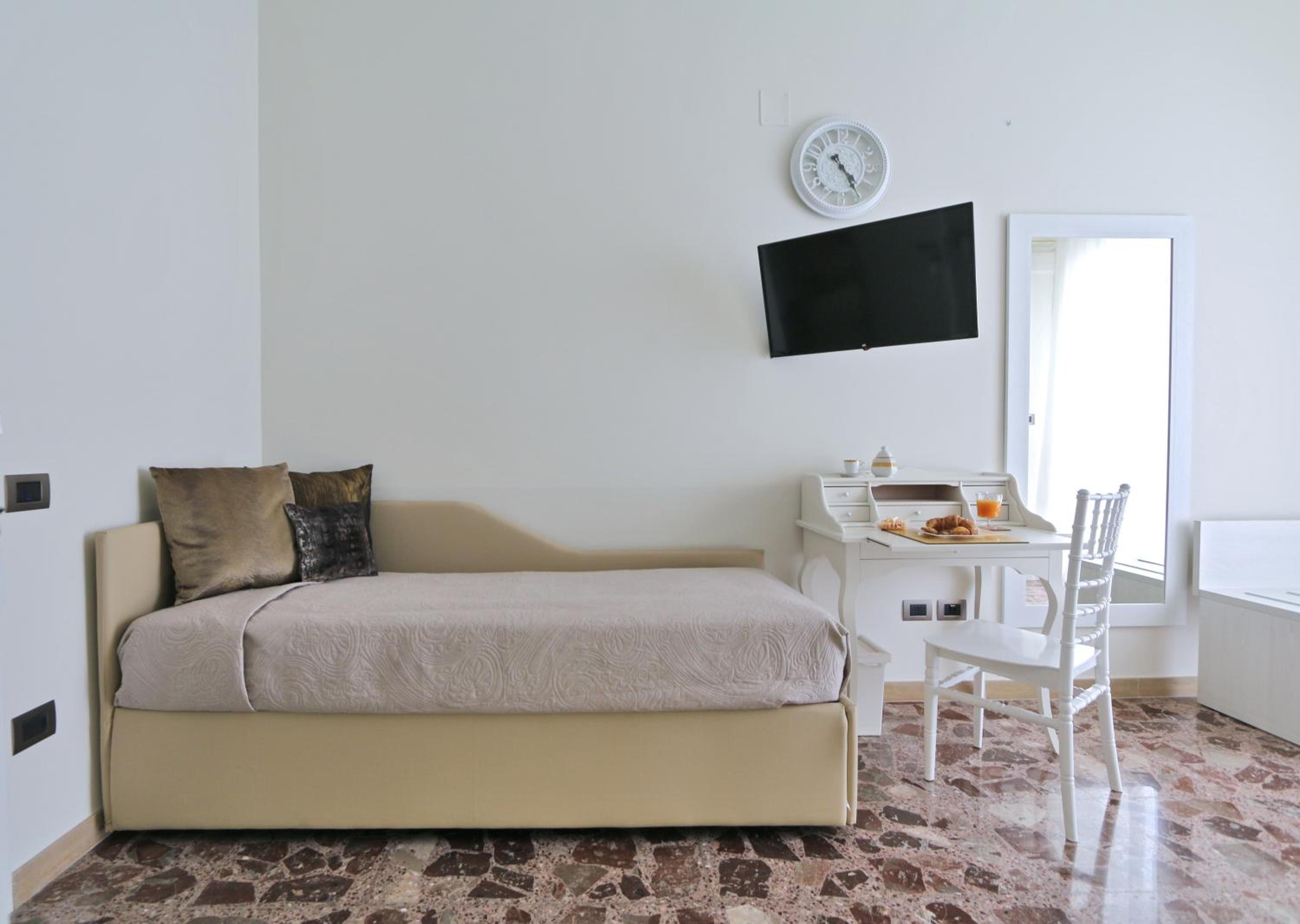 Single Room with Private Bathroom photo 1