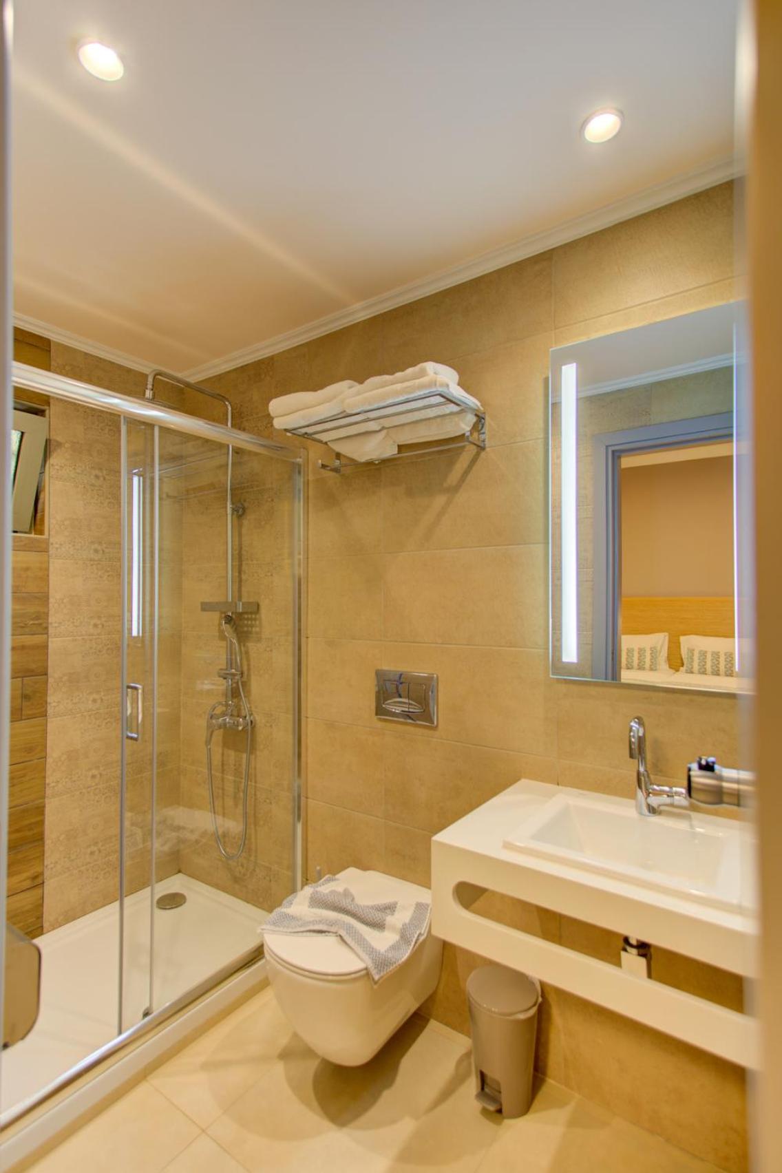 Standard Double Room - Photo 12