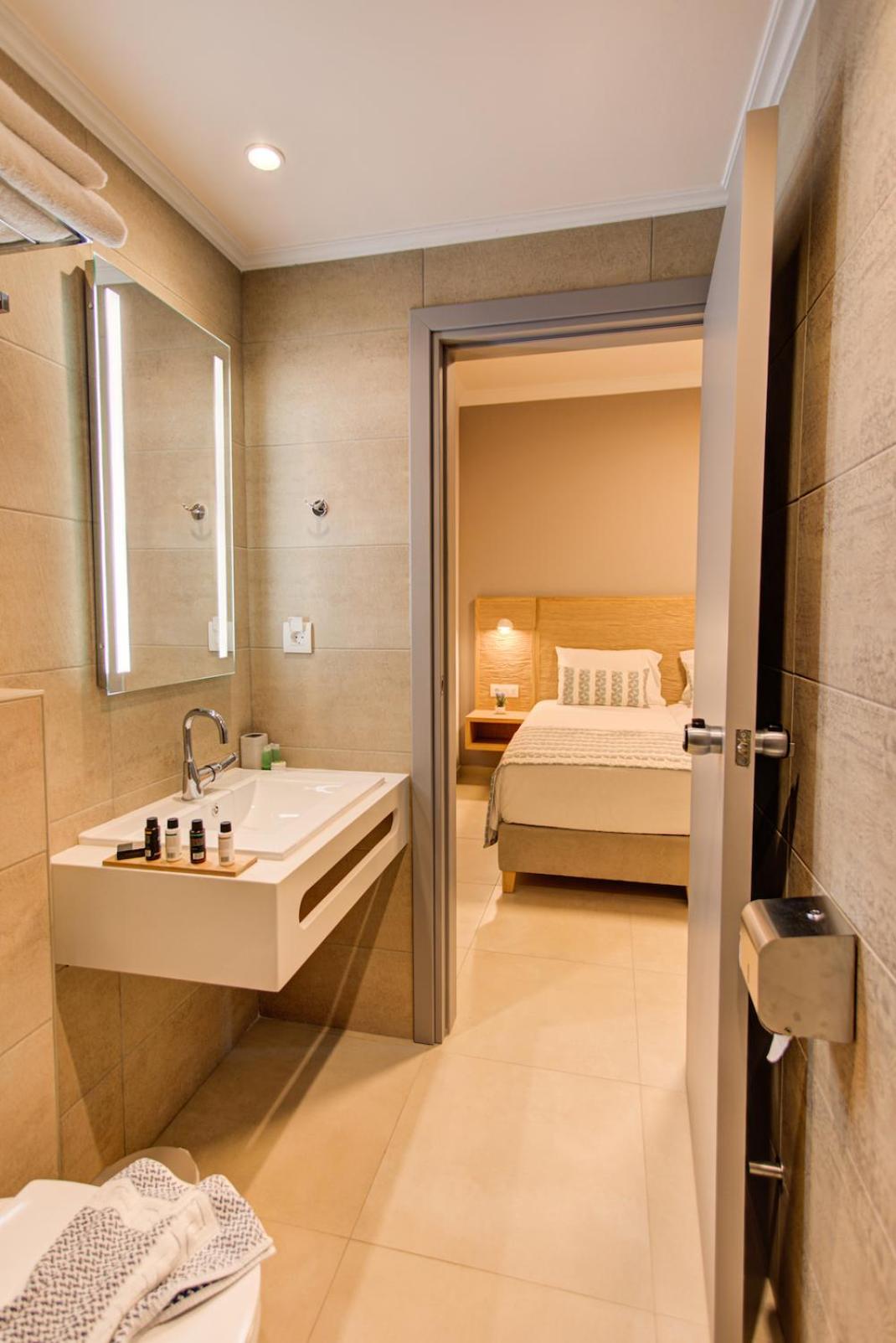 Standard Double Room - Photo 11