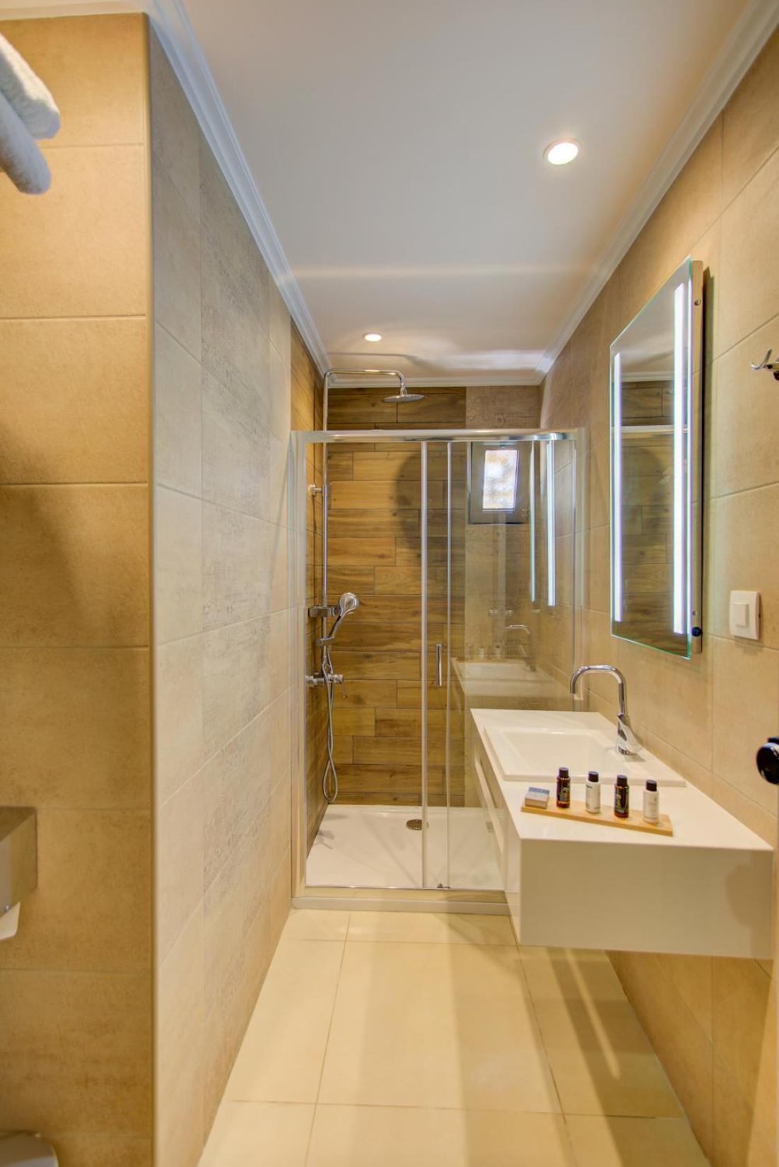 Standard Double Room - Photo 13