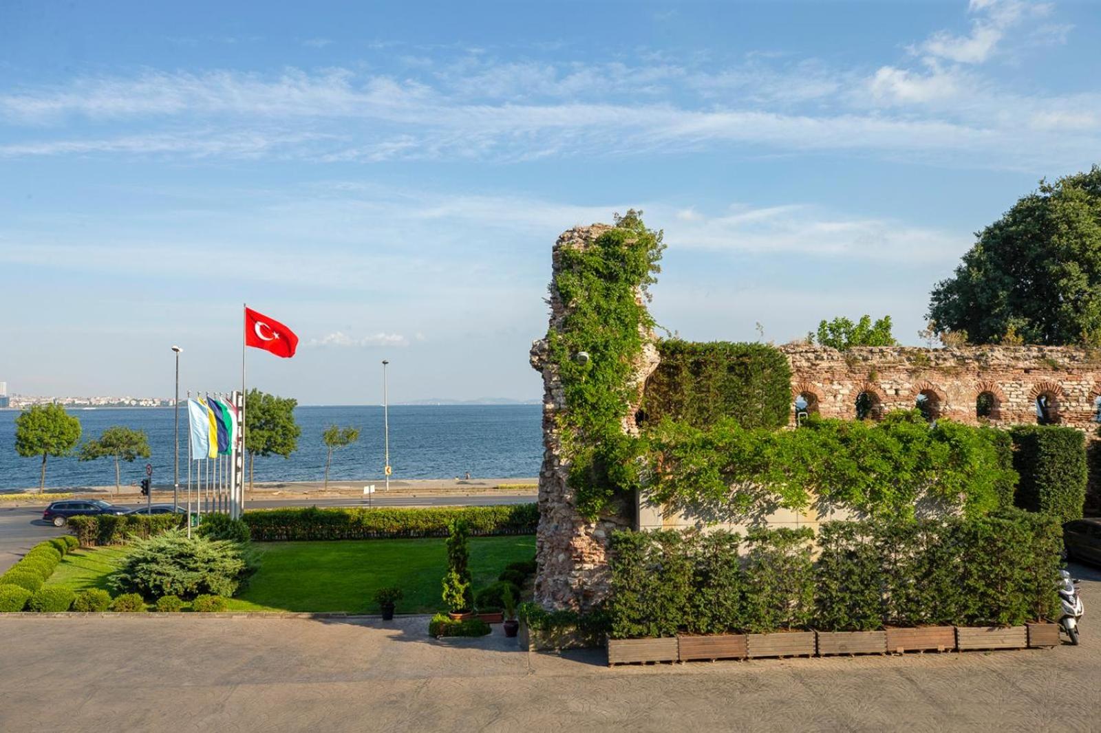 Superior Room with Partial Sea View