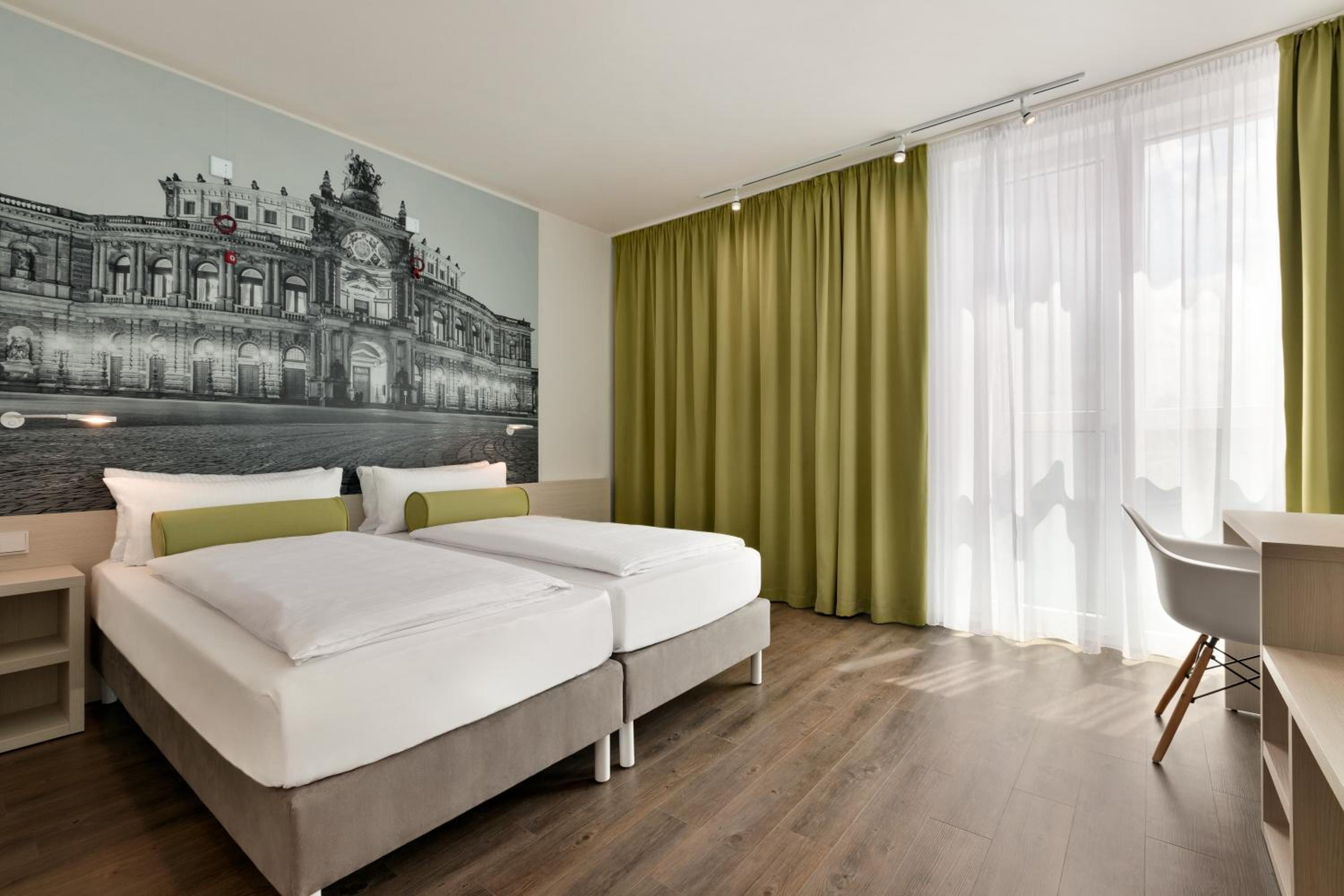 Double Room - Mobility Access - Photo 1