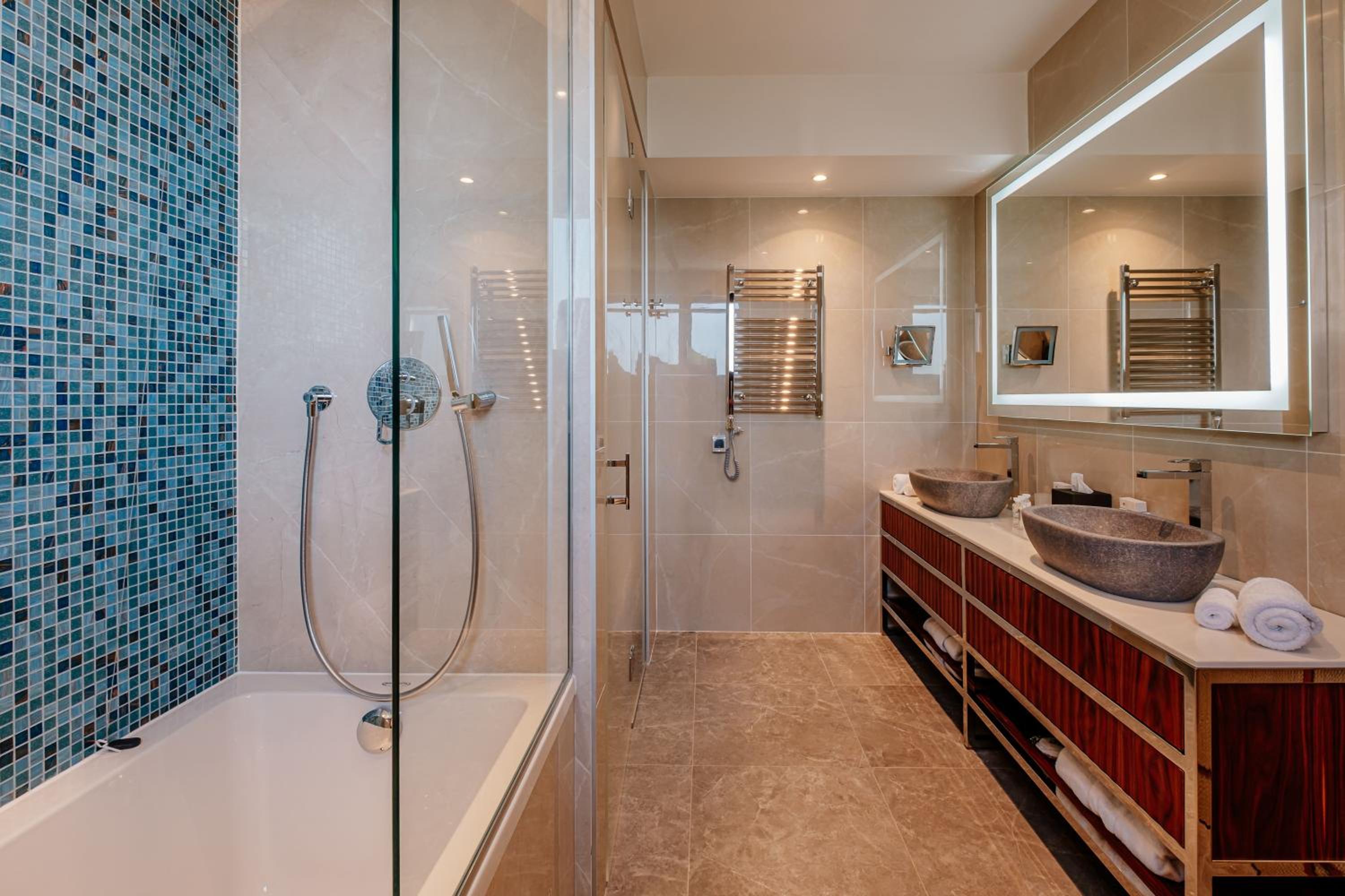 Deluxe Suite with Sea View - Photo 6