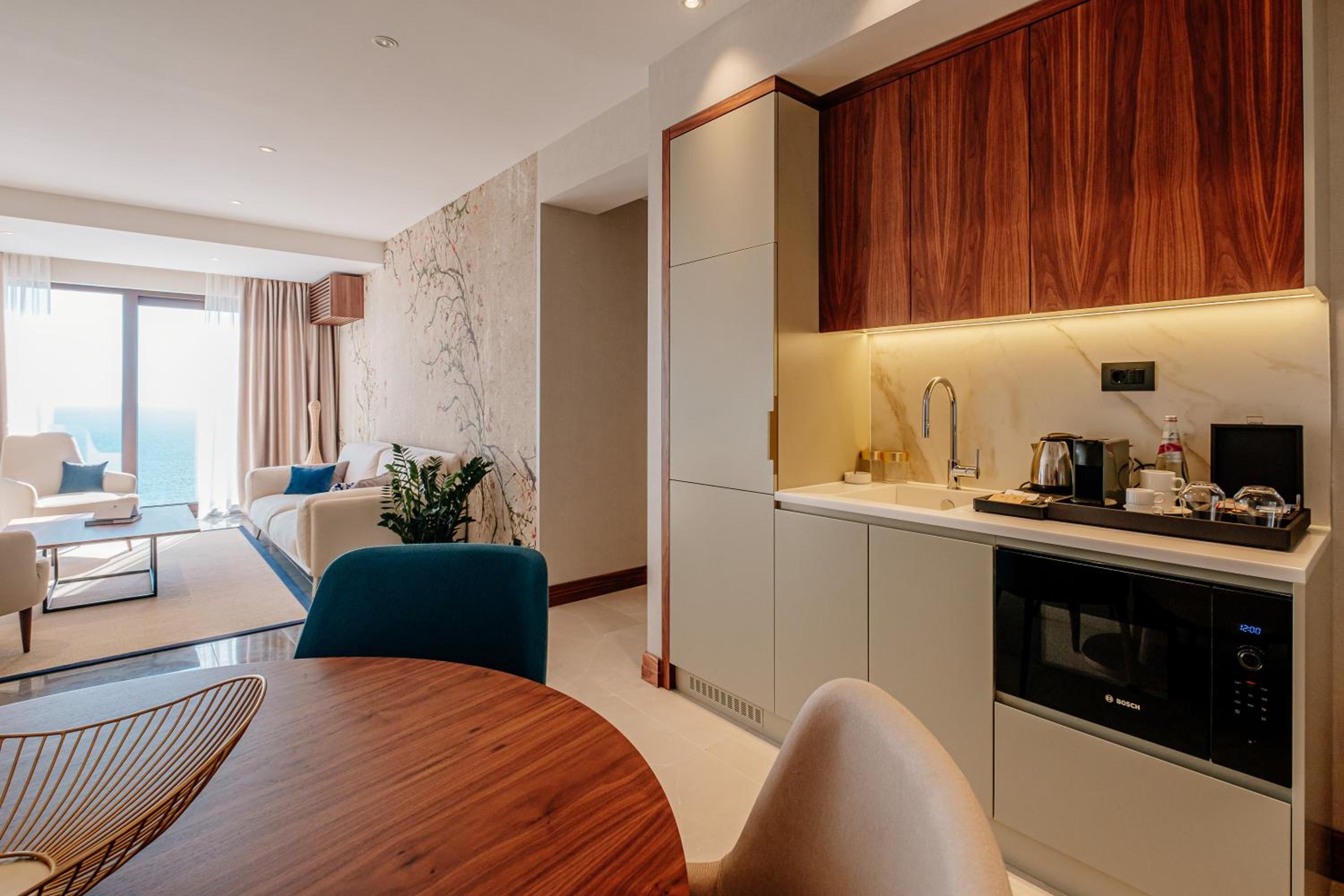 Deluxe Suite with Sea View - Photo 8